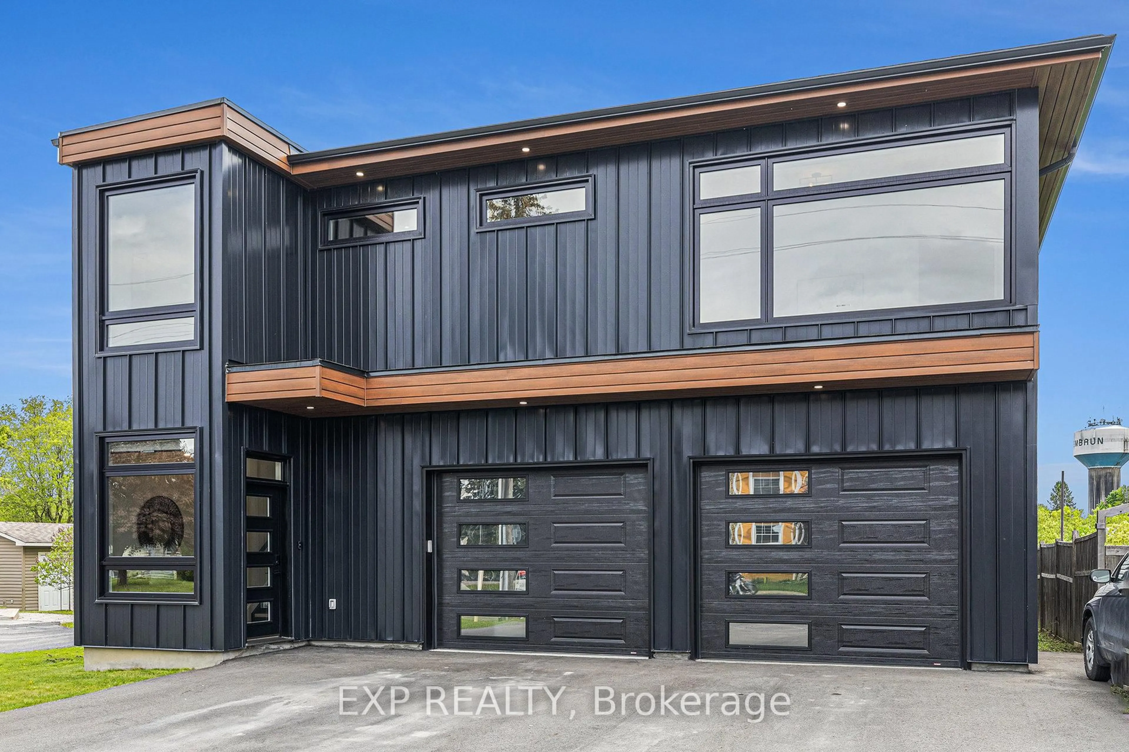 Indoor garage for 1056 Notre Dame St, Russell Ontario K0A 1W0