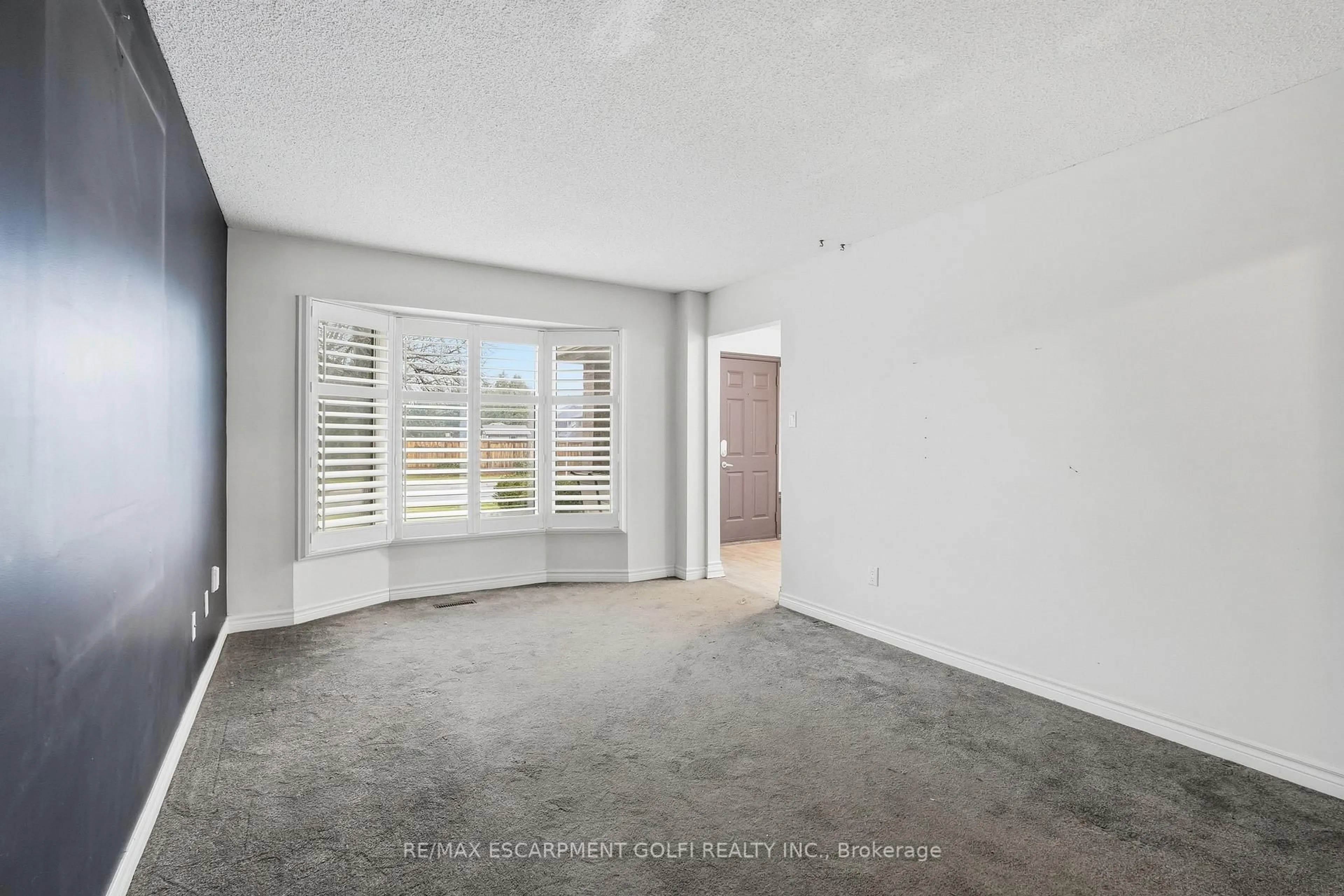 A pic of a room for 138 Rowntree Dr, Hamilton Ontario L8W 2N6