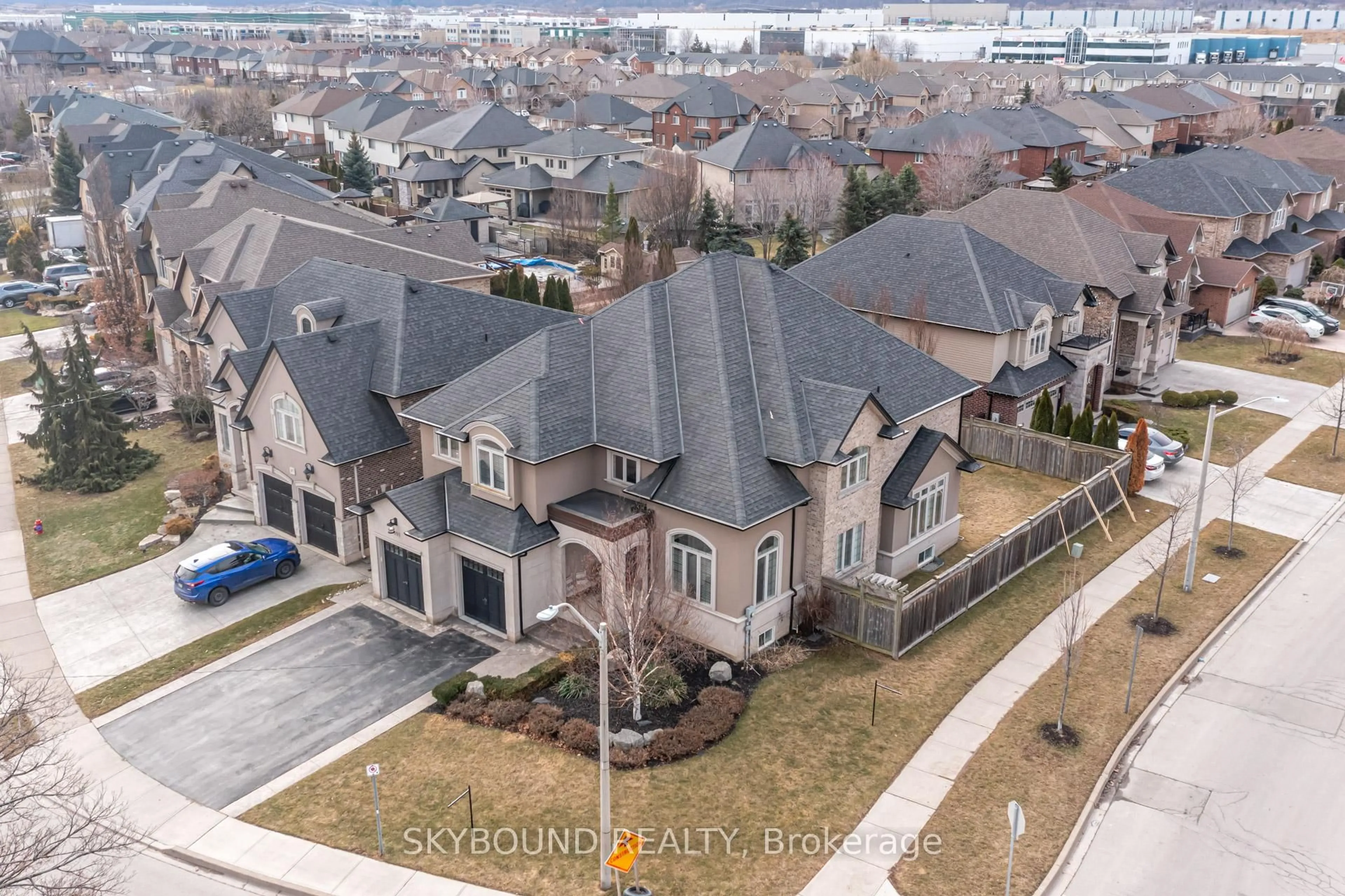 A pic from outside/outdoor area/front of a property/back of a property/a pic from drone, unknown for 101 Seabreeze Cres, Hamilton Ontario L8E 5C8