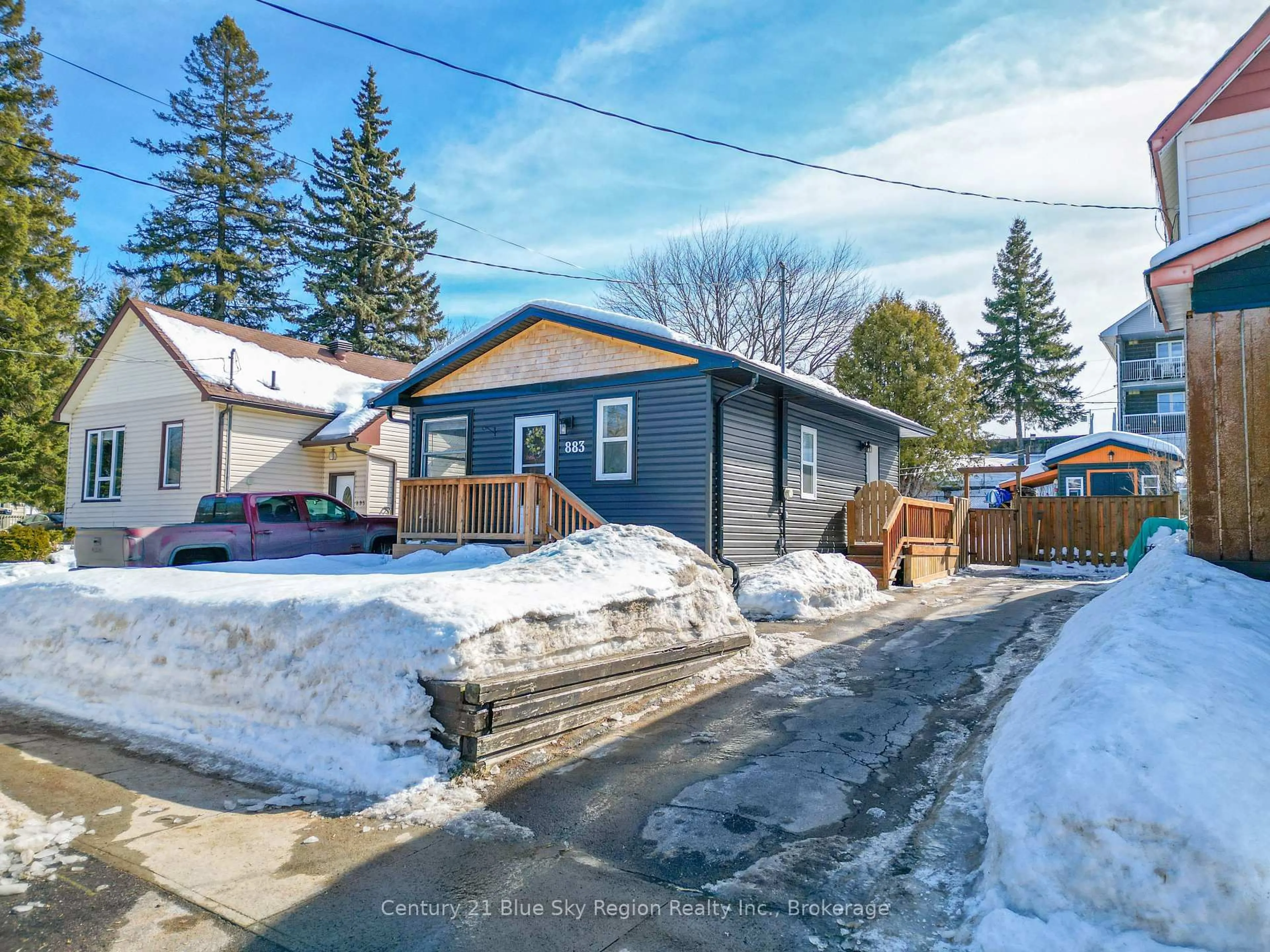 A pic from outside/outdoor area/front of a property/back of a property/a pic from drone, street for 883 Hammond St, North Bay Ontario P1B 2H5