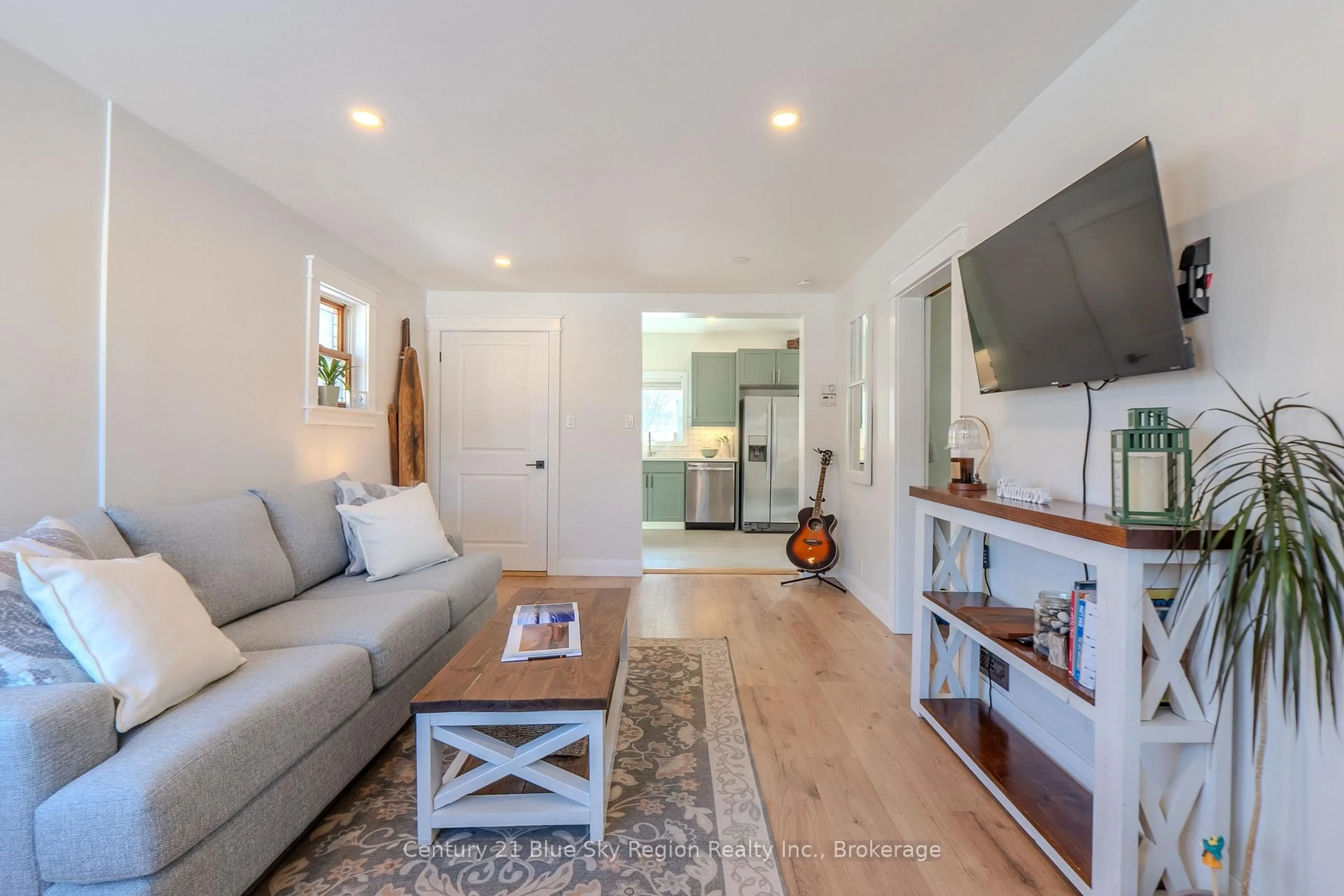 Living room with furniture, unknown for 883 Hammond St, North Bay Ontario P1B 2H5