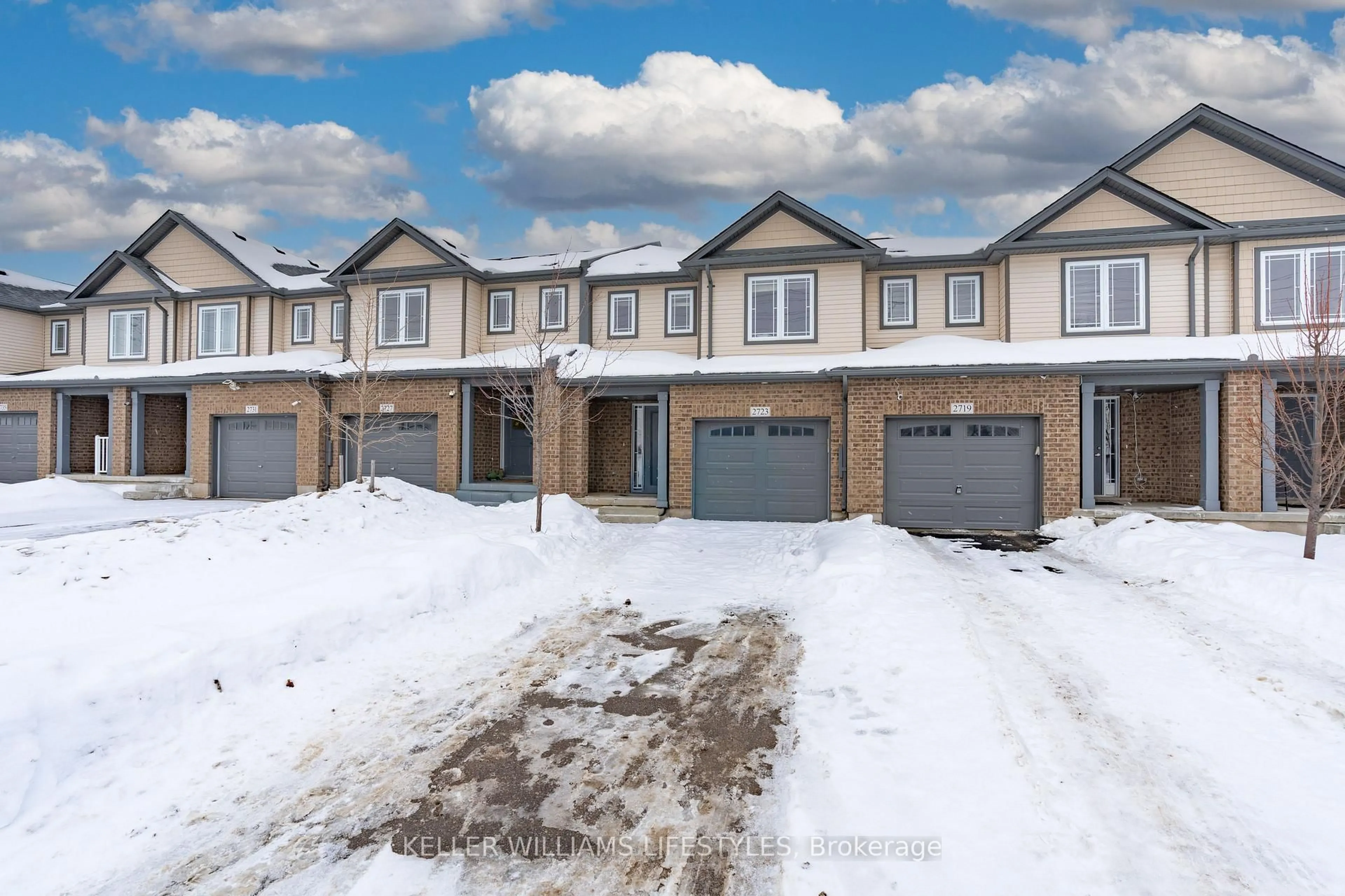 A pic from outside/outdoor area/front of a property/back of a property/a pic from drone, street for 2723 Asima Dr, London South Ontario N6M 0E9