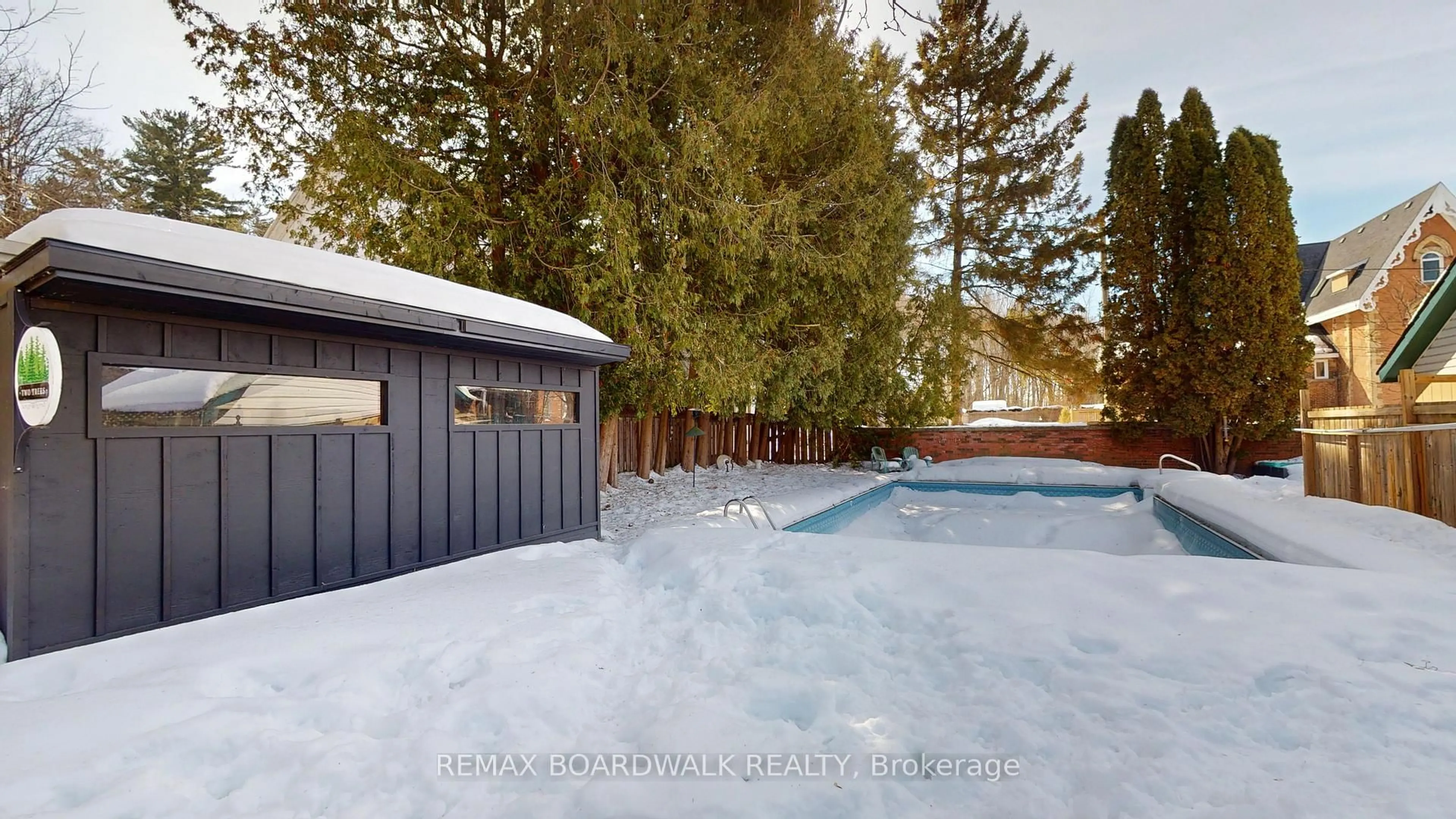 Pool for 407 King St, Brockville Ontario K6V 3S8