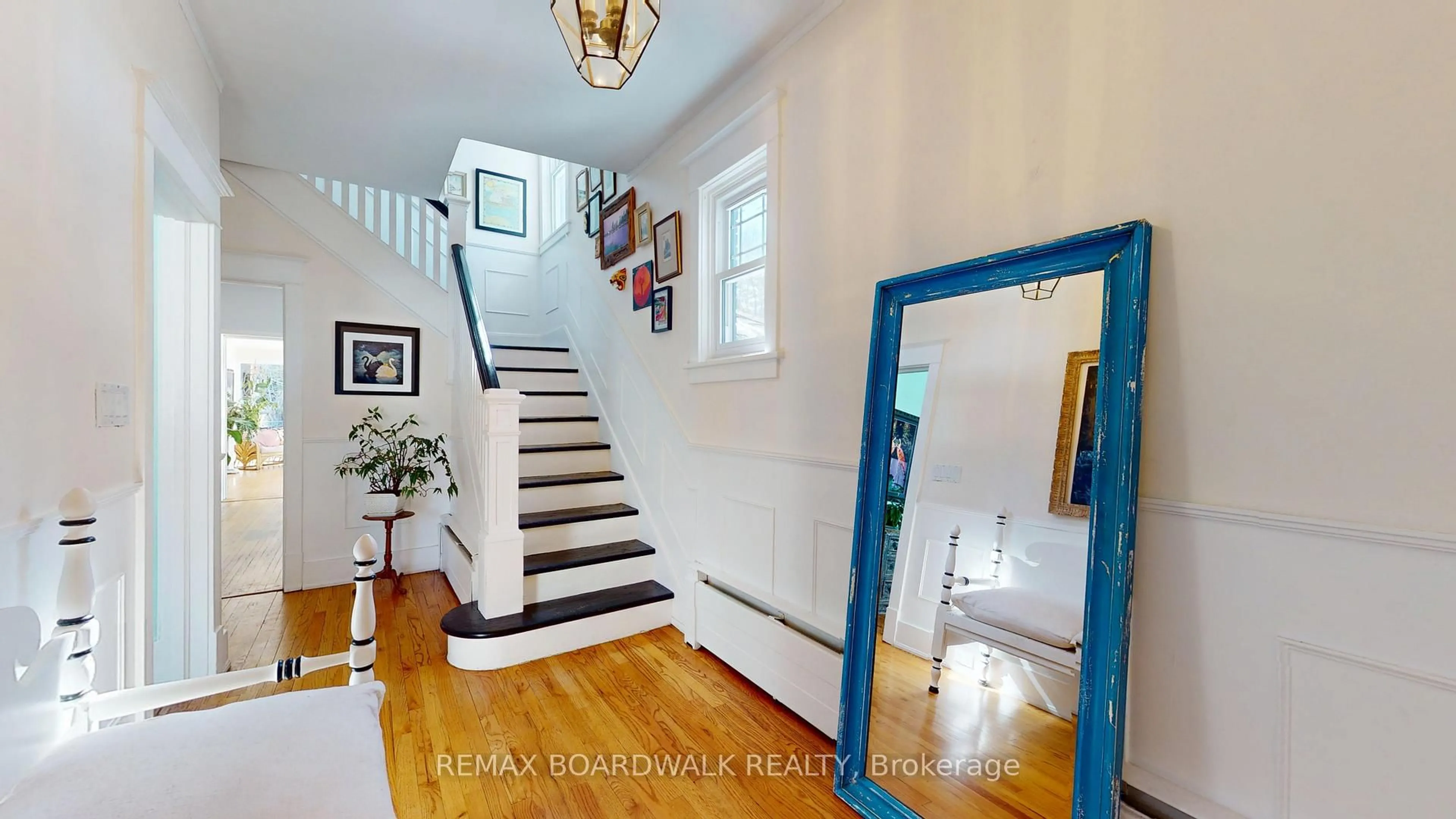 Indoor entryway for 407 King St, Brockville Ontario K6V 3S8