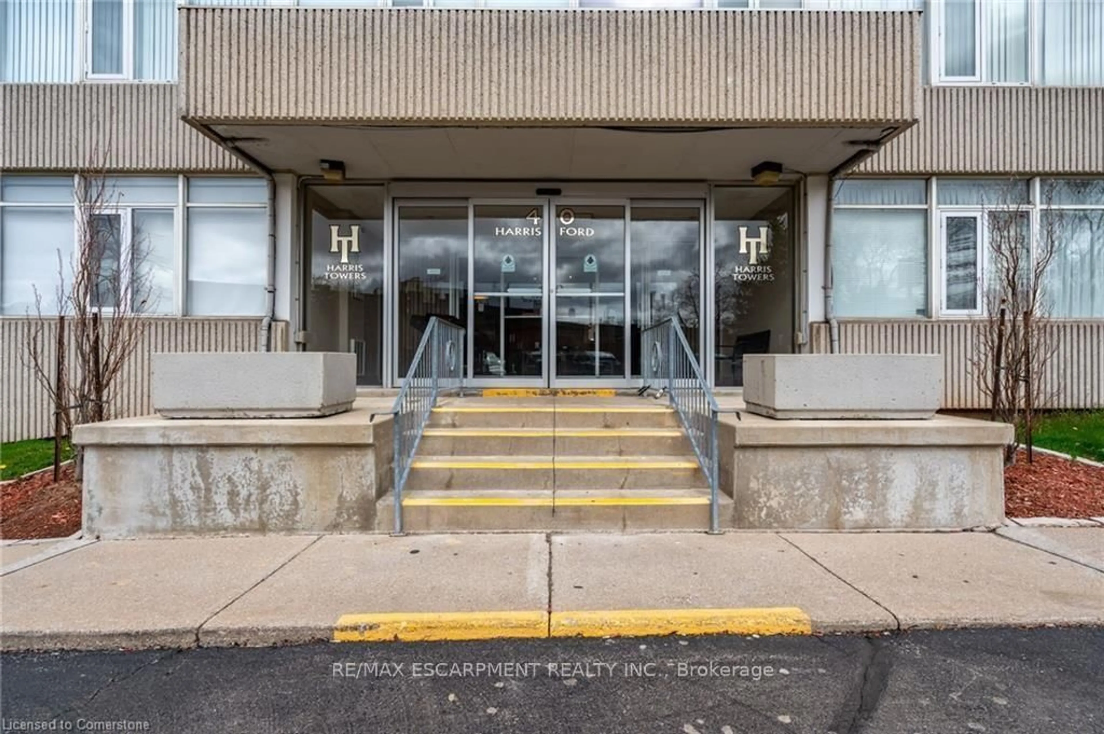 Indoor foyer for 40 Harrisford St #402, Hamilton Ontario L8K 6N1