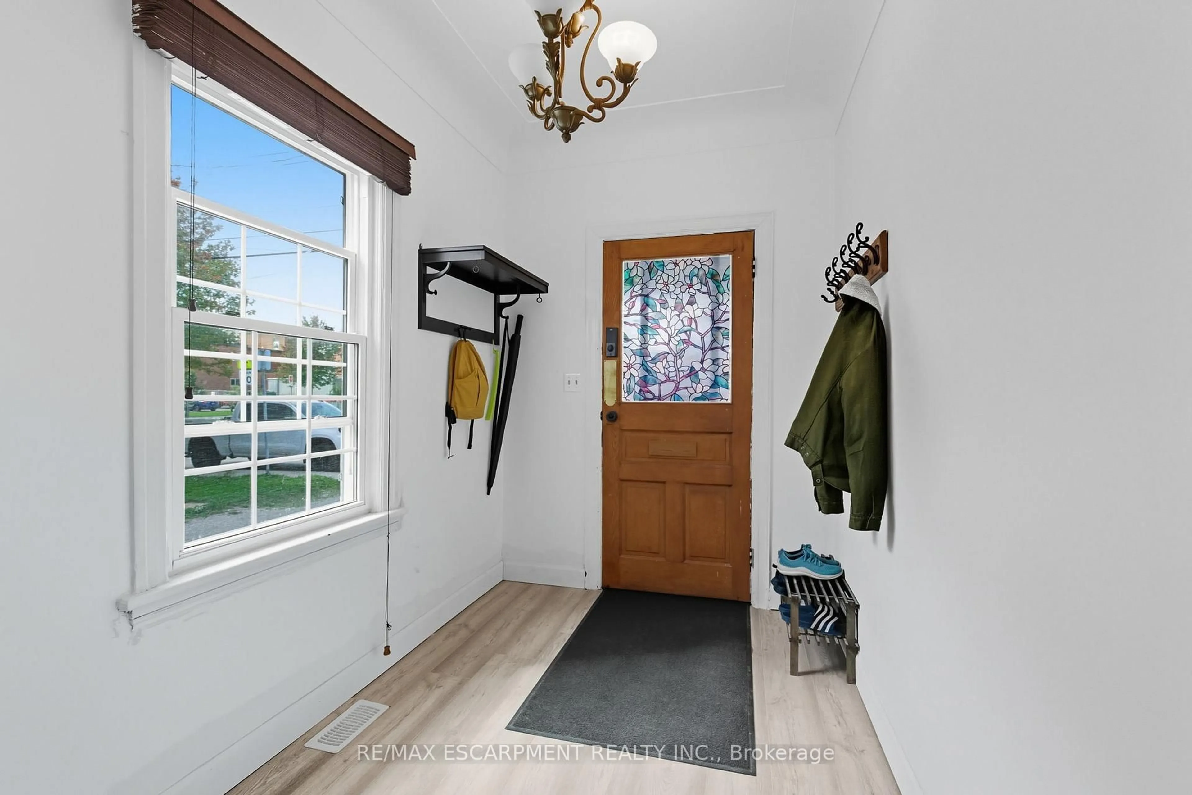 Indoor entryway for 157 East 5th St, Hamilton Ontario L9A 2Z7