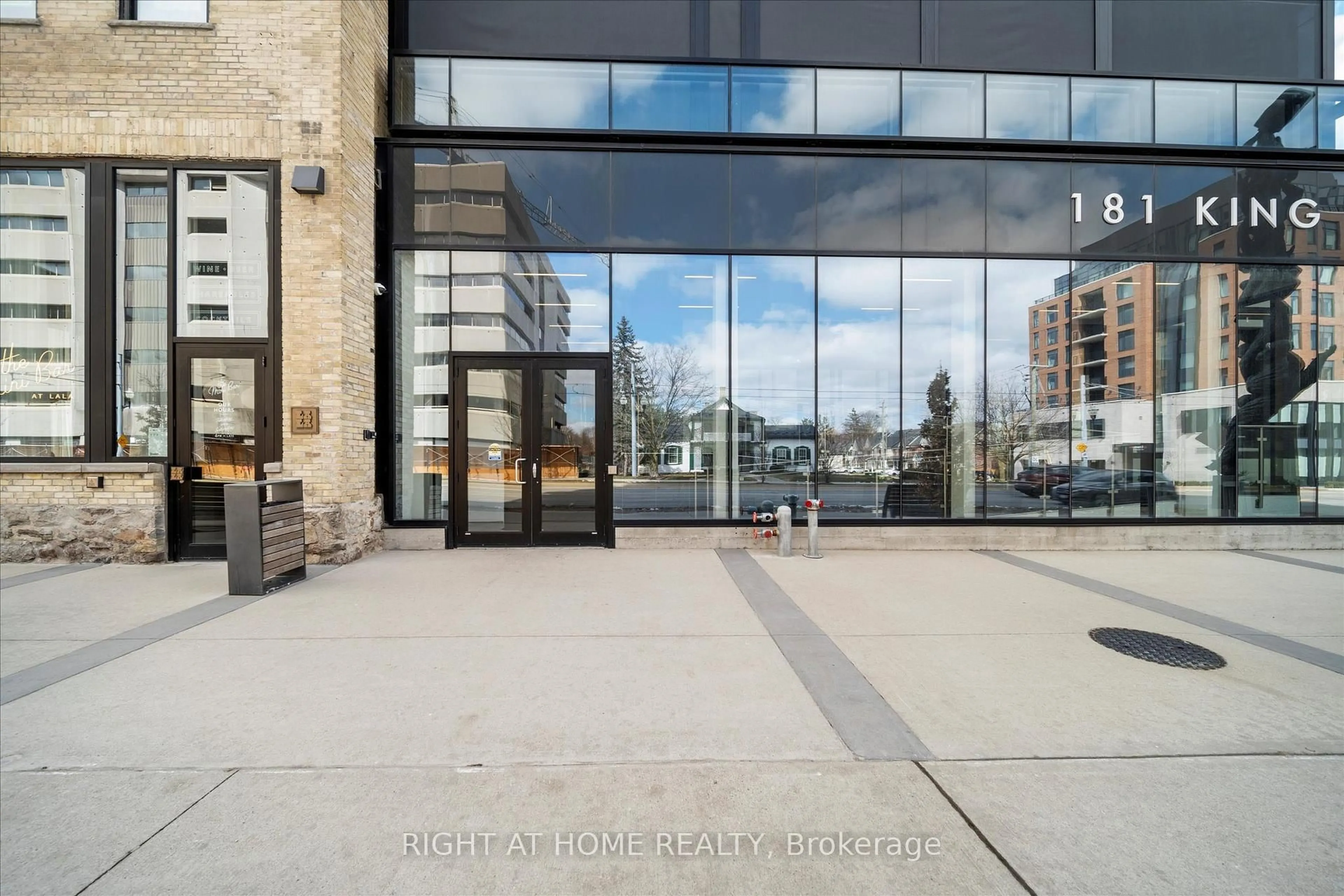 Indoor foyer for 181 King St #806, Waterloo Ontario N2J 0E7