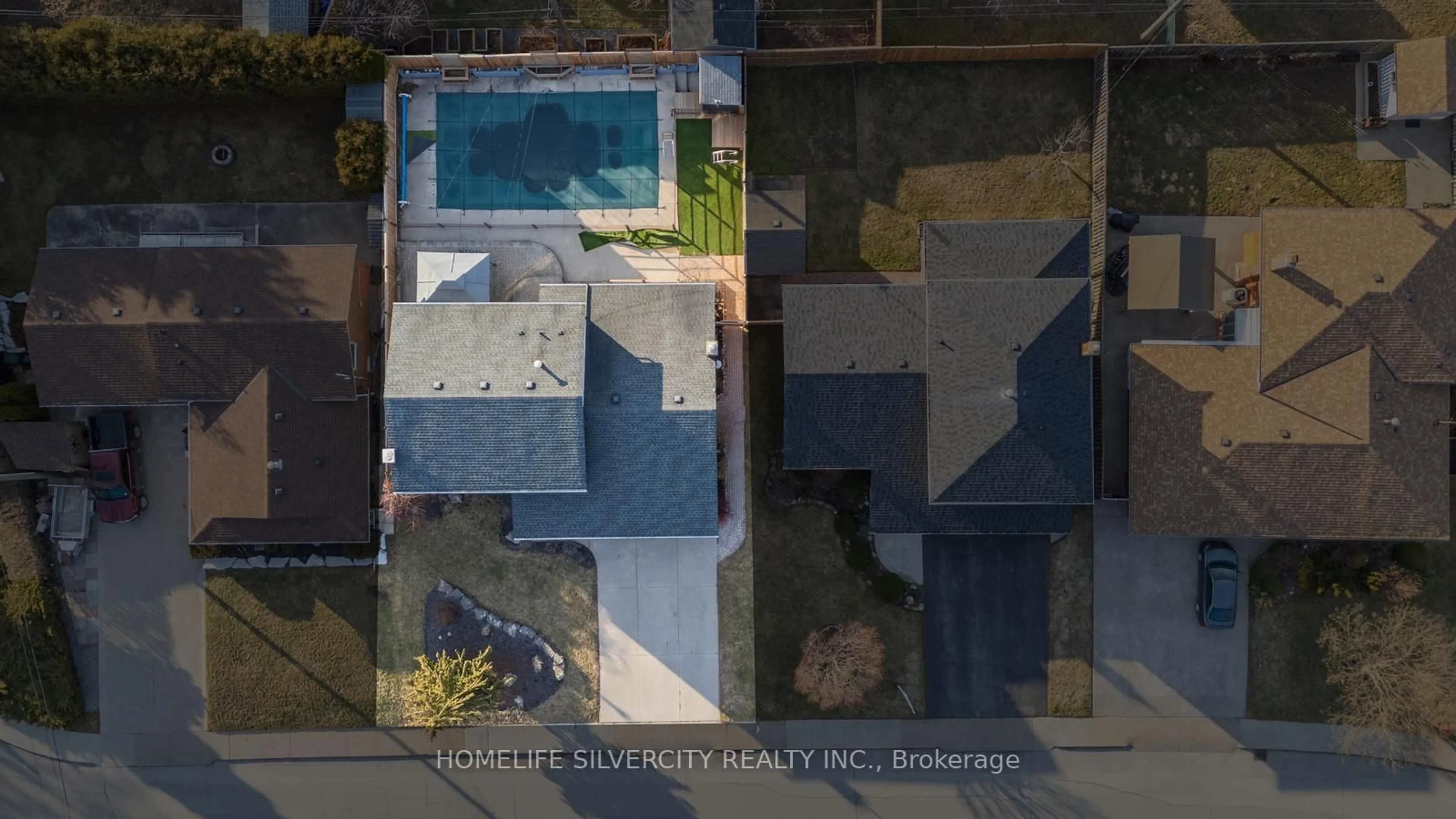 A pic from outside/outdoor area/front of a property/back of a property/a pic from drone, street for 203 Montmorency Dr, Hamilton Ontario L8K 5H3