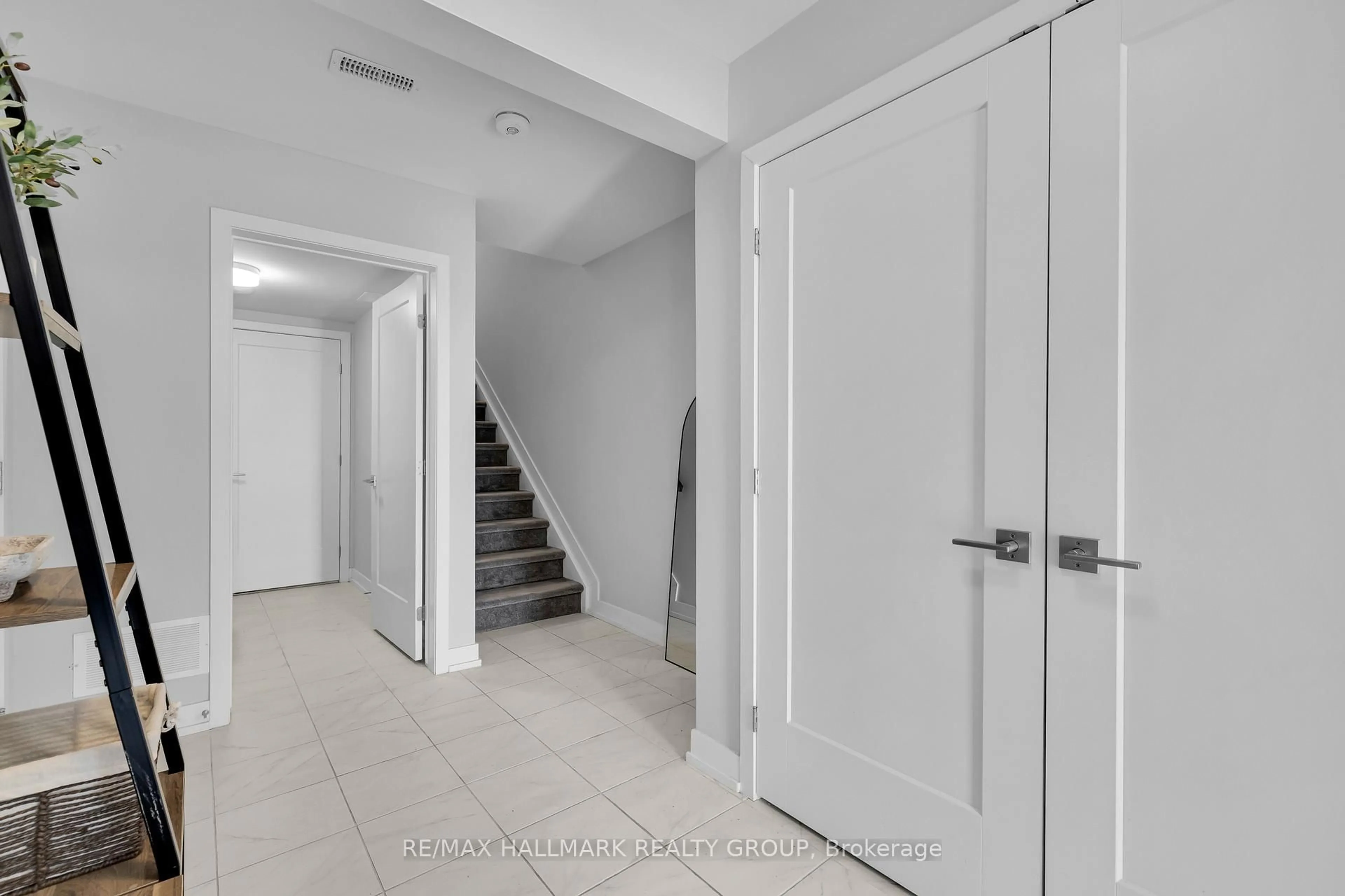 Unknown for 738 Chromite Private, Ottawa Ontario K2J 7J2