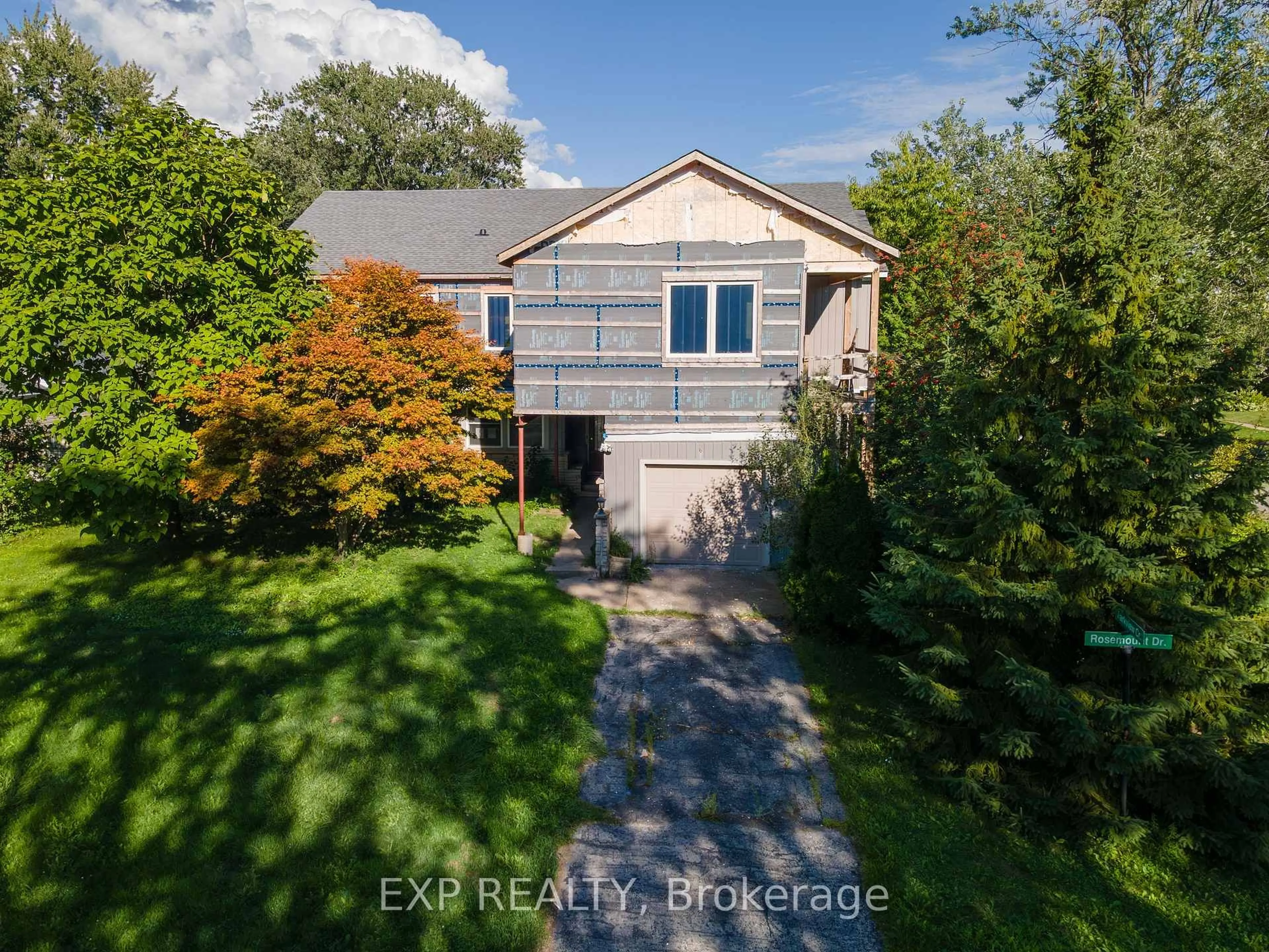 A pic from outside/outdoor area/front of a property/back of a property/a pic from drone, street for 6 Rosemount Dr, Welland Ontario L3C 2H3