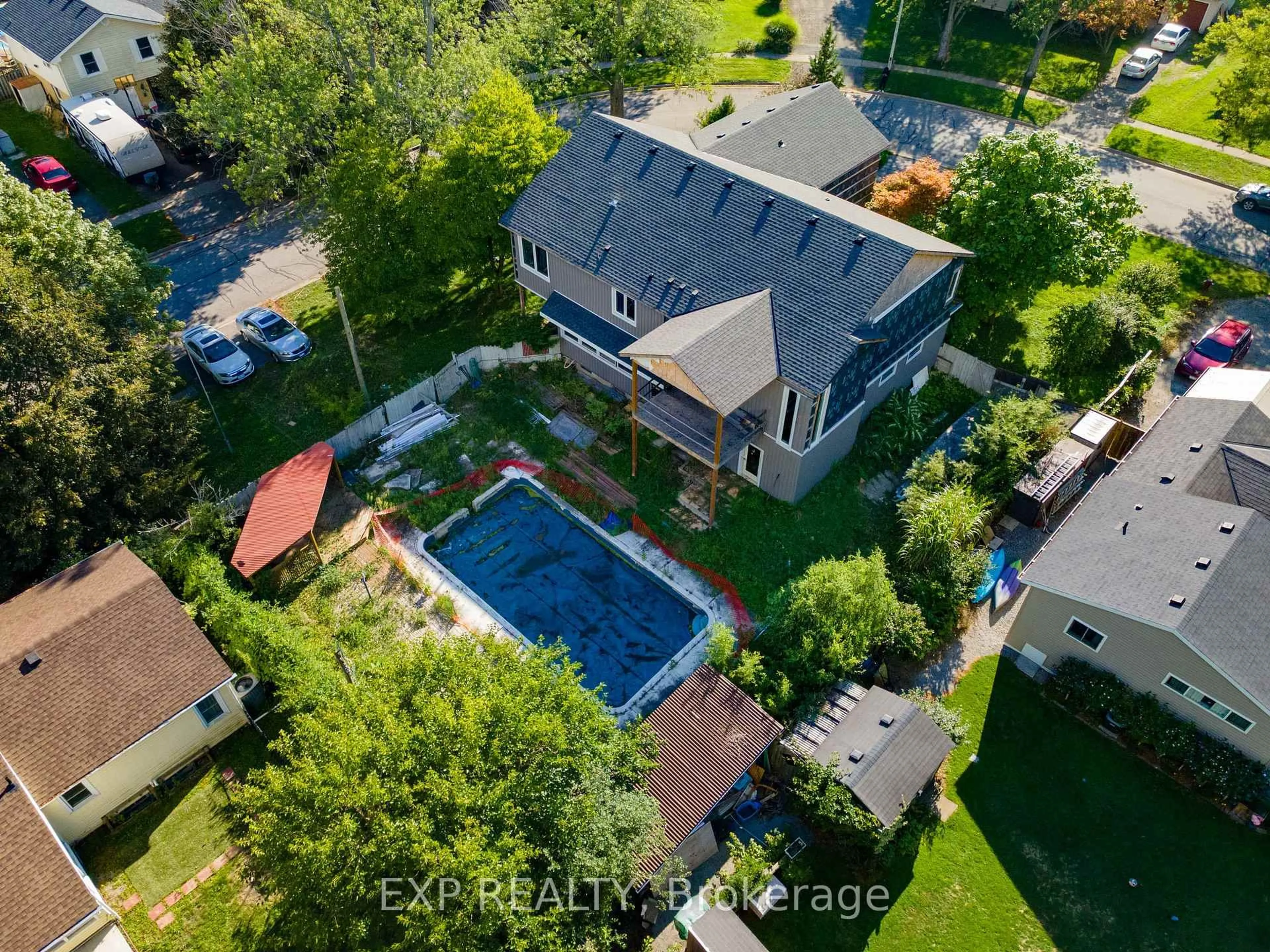 A pic from outside/outdoor area/front of a property/back of a property/a pic from drone, unknown for 6 Rosemount Dr, Welland Ontario L3C 2H3