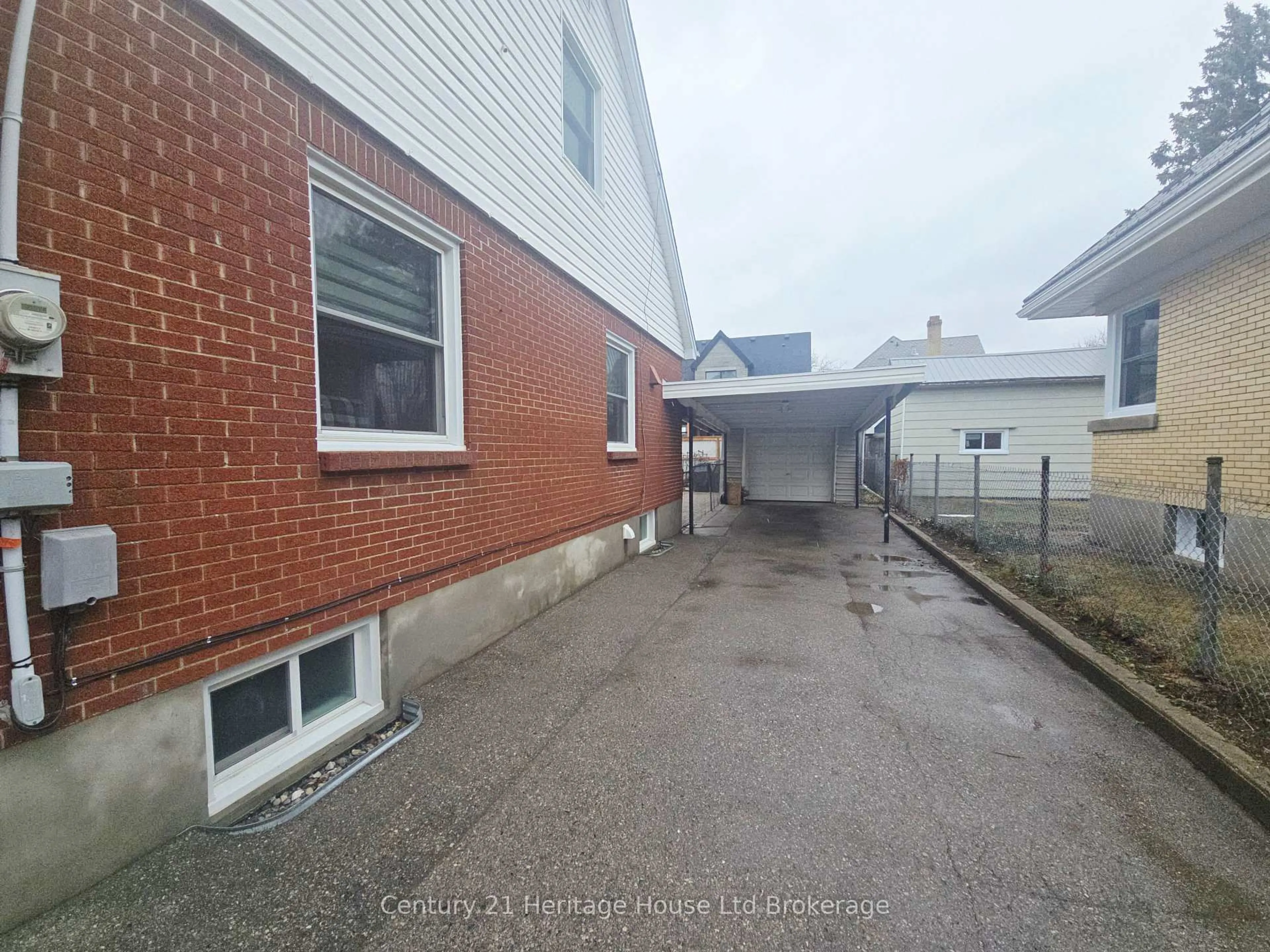 Unknown for 634 Wallace St, London East Ontario N5Y 3R7