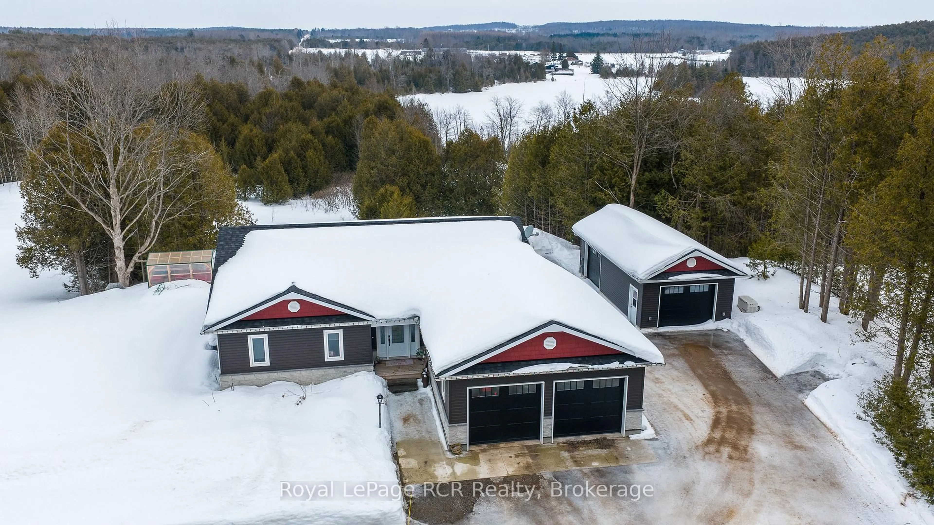 A pic from outside/outdoor area/front of a property/back of a property/a pic from drone, building for 109 Highland Dr, West Grey Ontario N0C 1H0