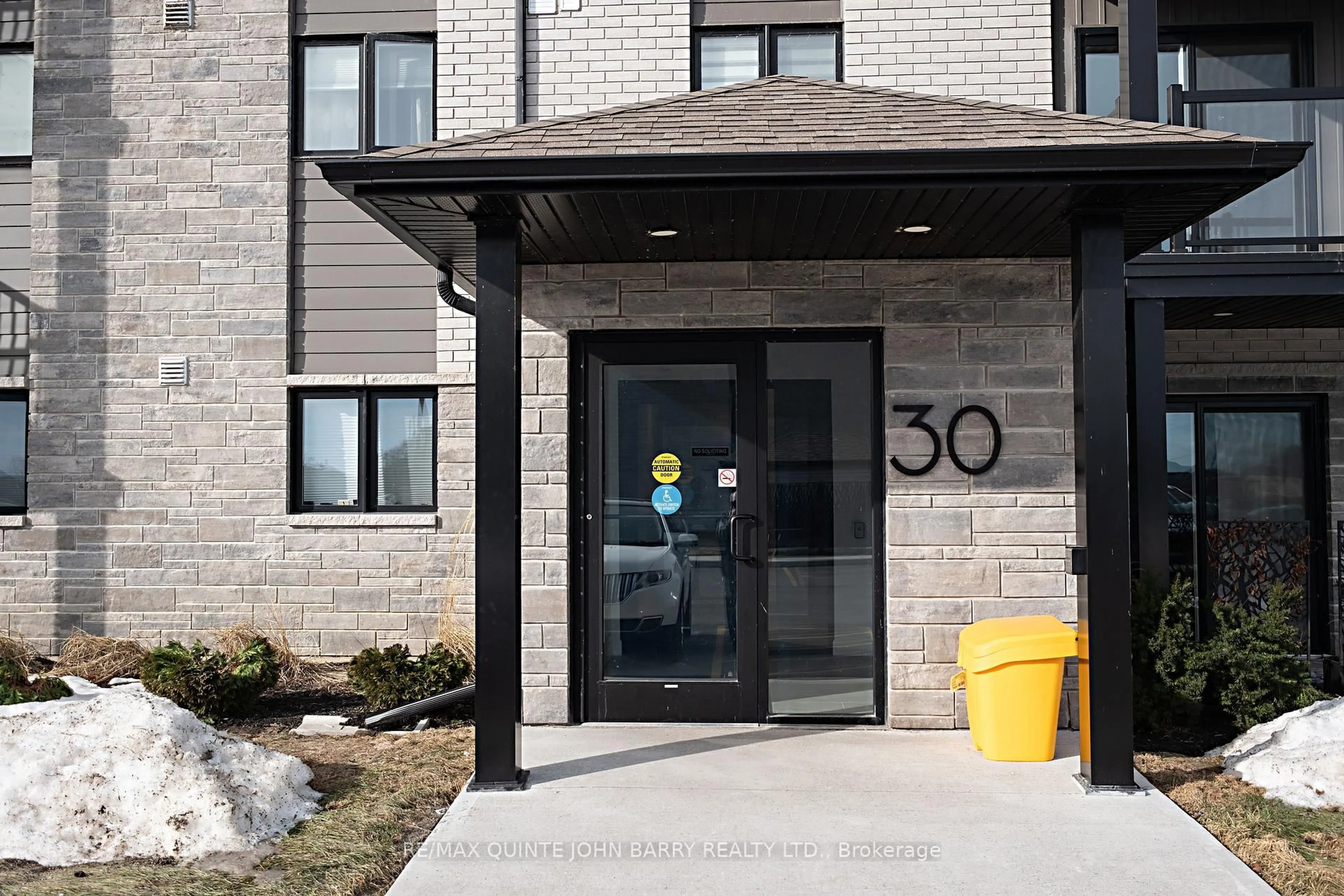 Indoor foyer for 103-30 Hillside Meadow Dr, Quinte West Ontario K8V 0J7