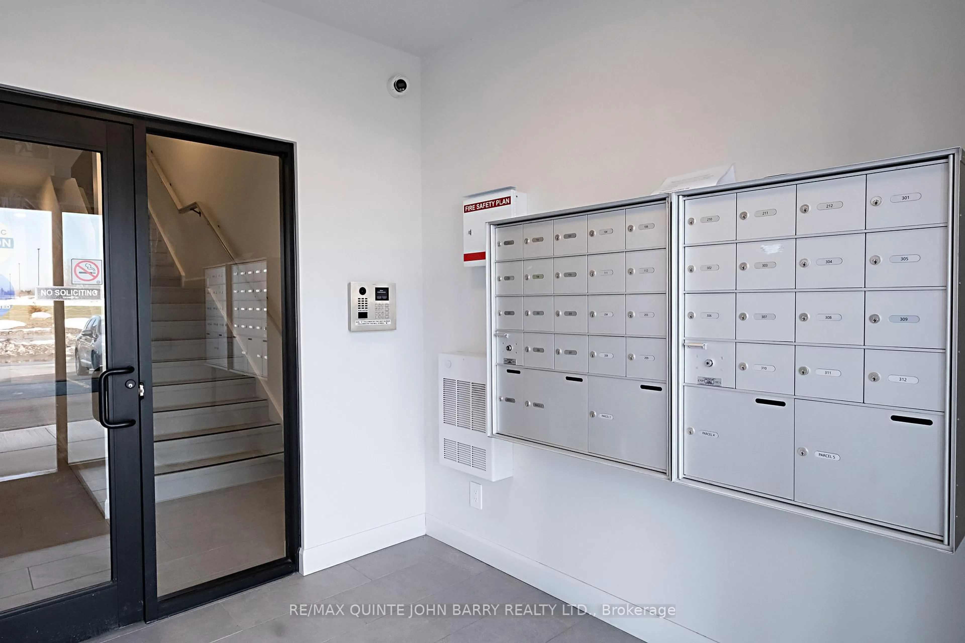 Indoor foyer for 103-30 Hillside Meadow Dr, Quinte West Ontario K8V 0J7