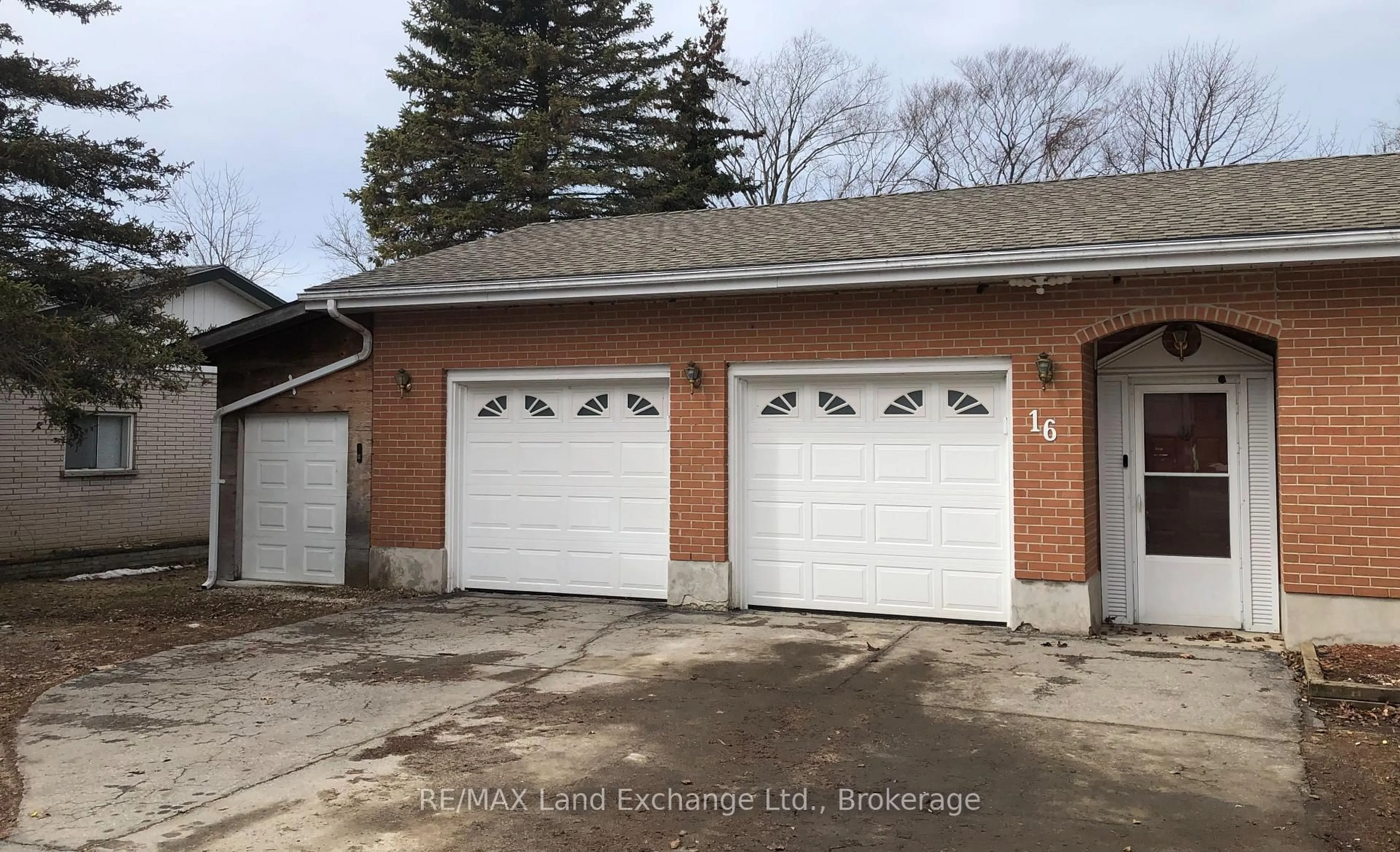 Indoor garage for 16 Penetangore Row, Huron-Kinloss Ontario N2Z 2N6