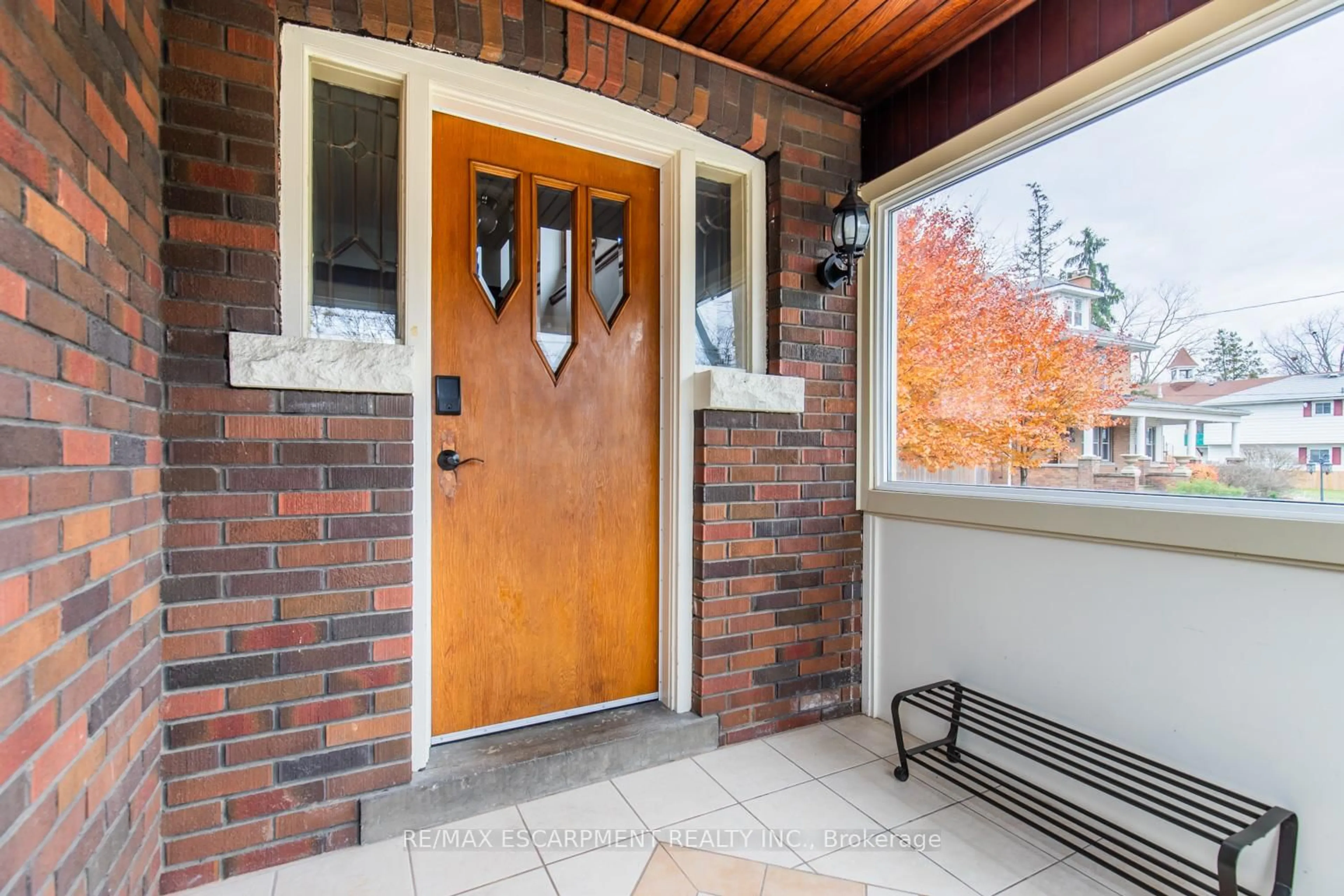 Indoor entryway for 60 Lake Avenue Dr, Hamilton Ontario L8G 3N3