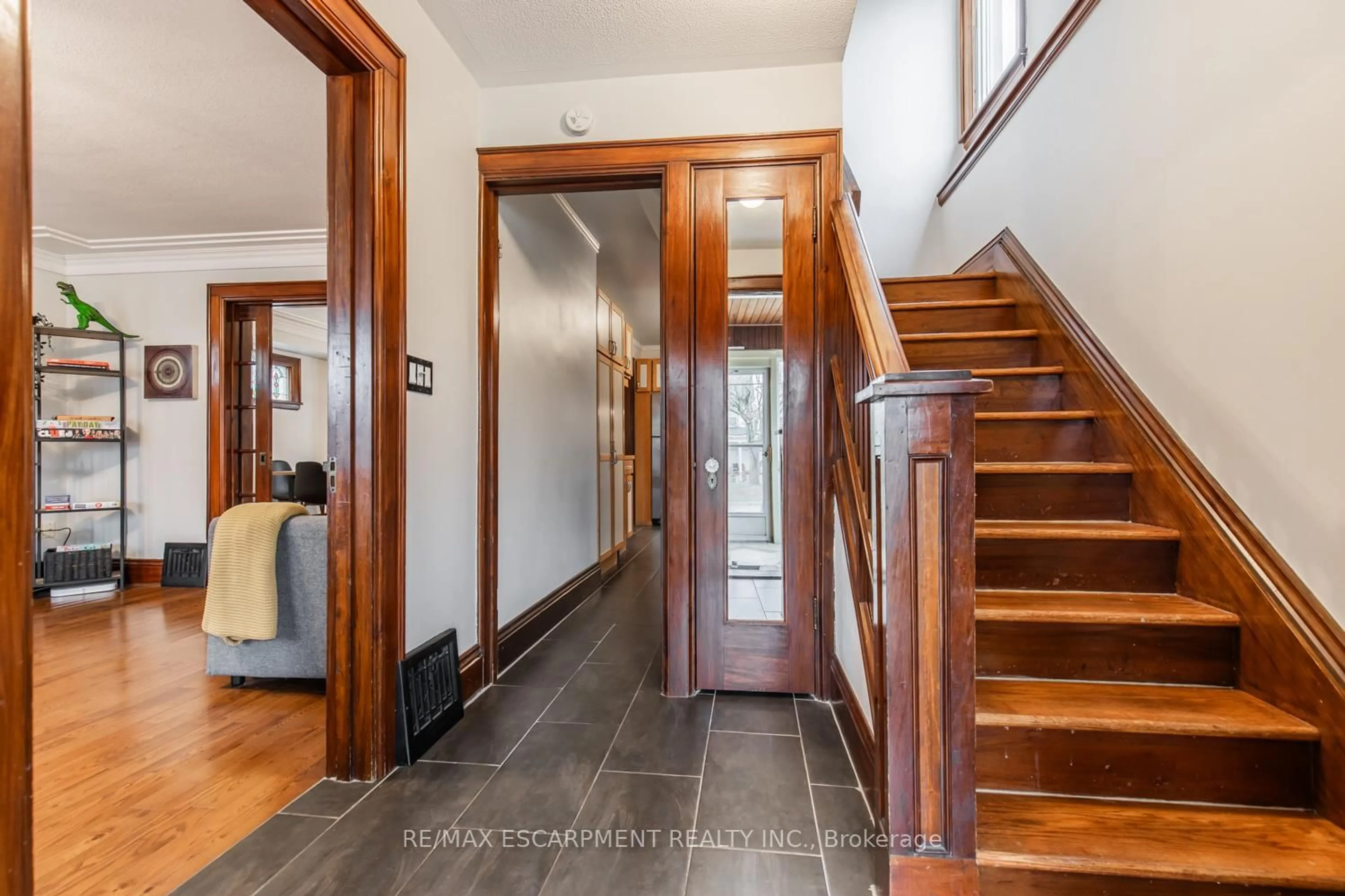 Indoor entryway for 60 Lake Avenue Dr, Hamilton Ontario L8G 3N3