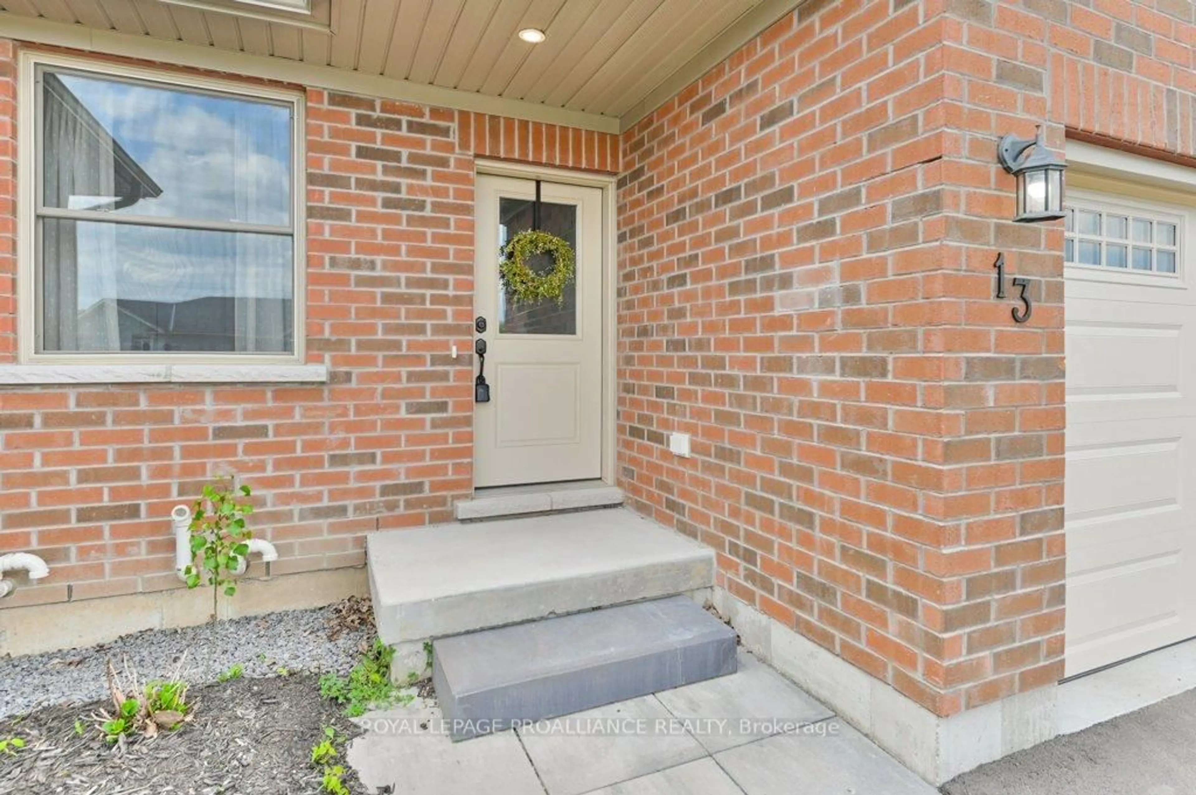 Indoor entryway for 13 Carrick St, Stirling Ontario K0K 3E0