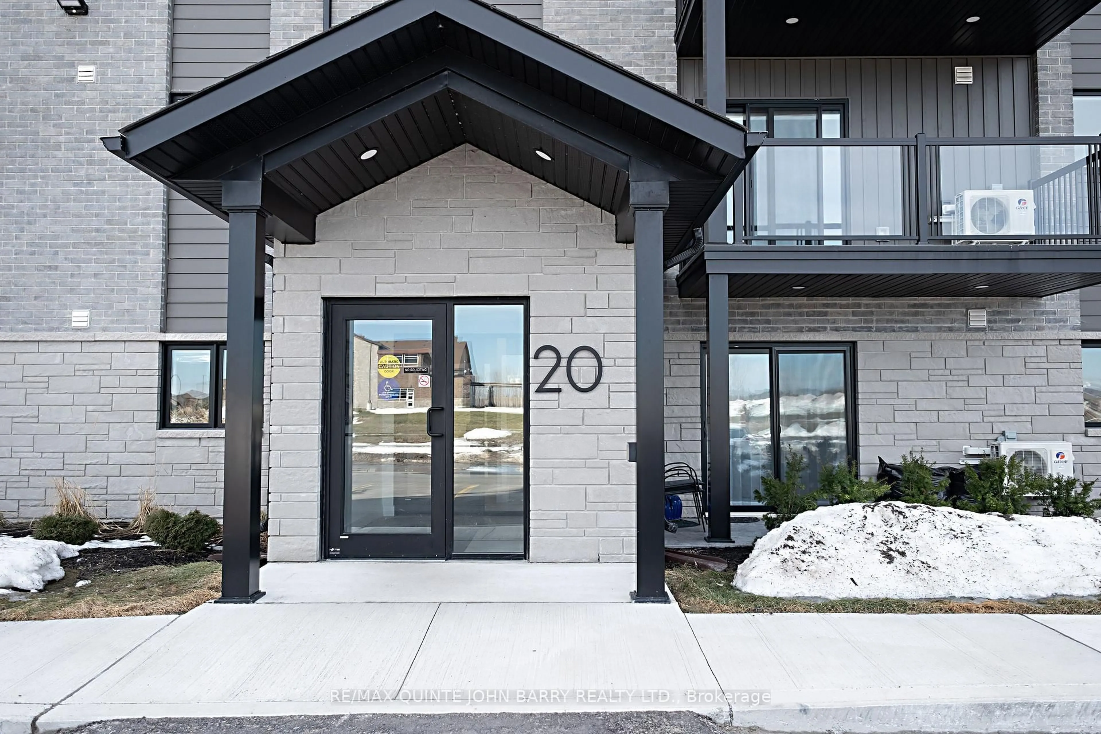 Indoor foyer for 211-20 Hillside Meadow Dr, Quinte West Ontario K8V 0J7