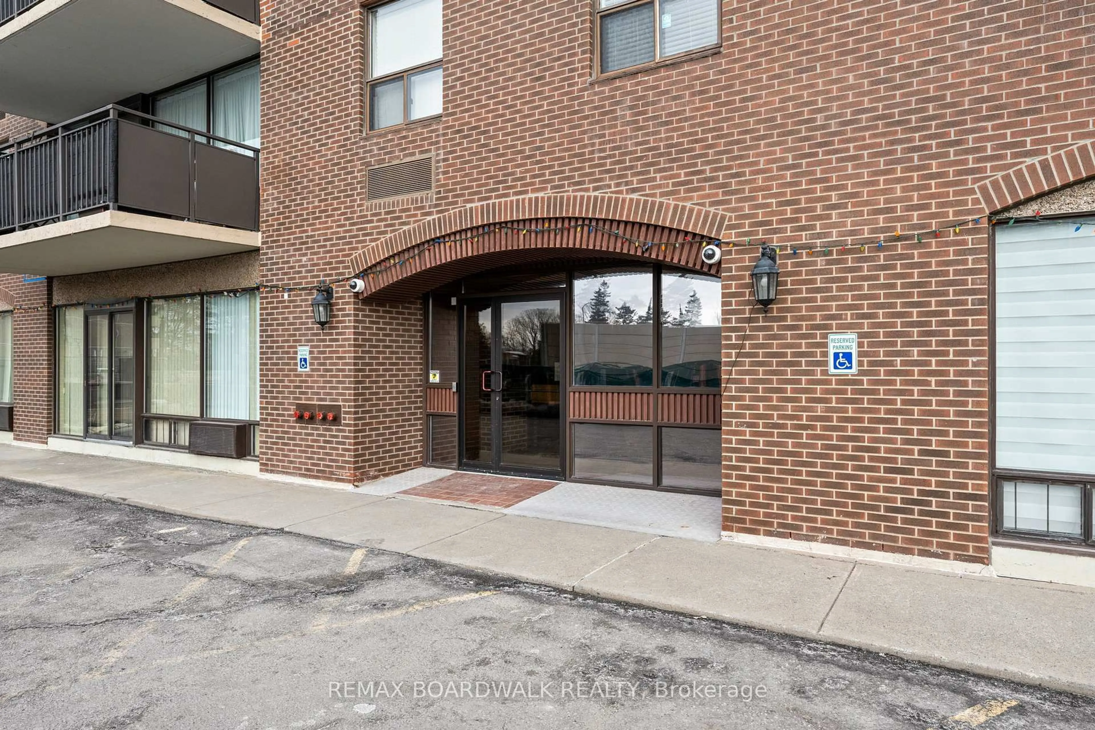 Indoor foyer for 1190 Richmond Rd #502, Ottawa Ontario K2B 8J3
