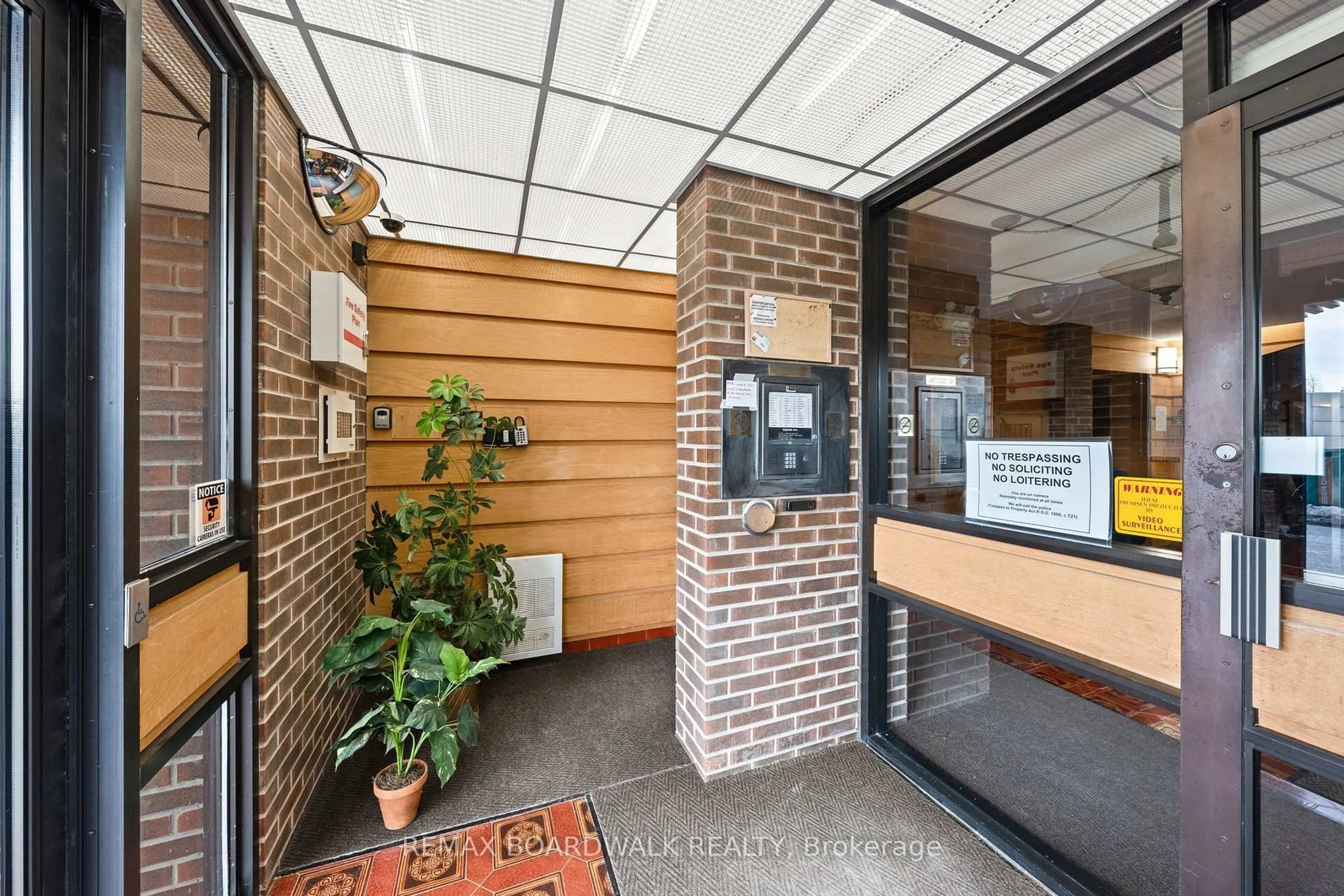 Indoor foyer for 1190 Richmond Rd #502, Ottawa Ontario K2B 8J3