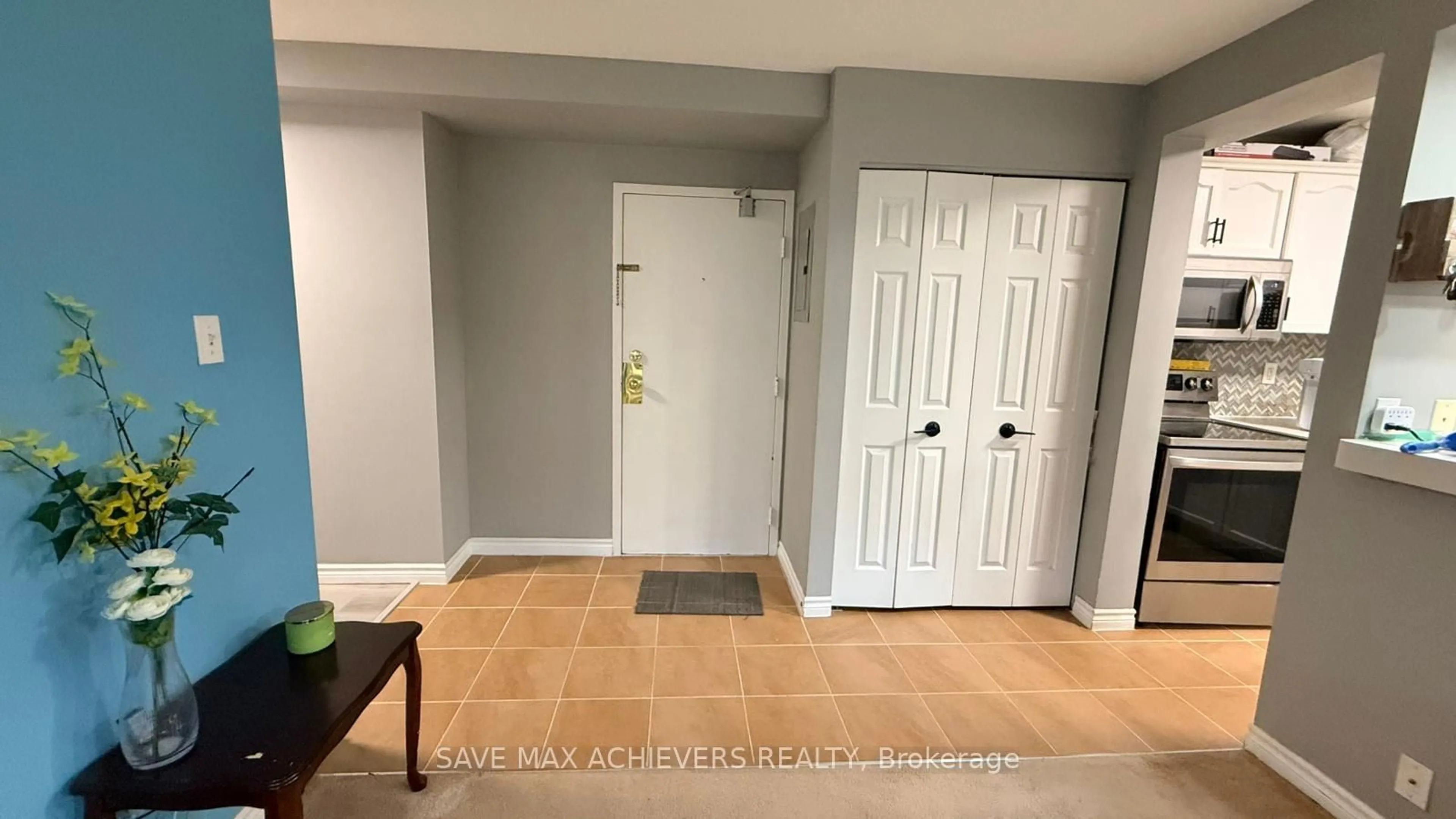 Indoor entryway for 640 Grey St #107, Brantford Ontario N3S 4Y3