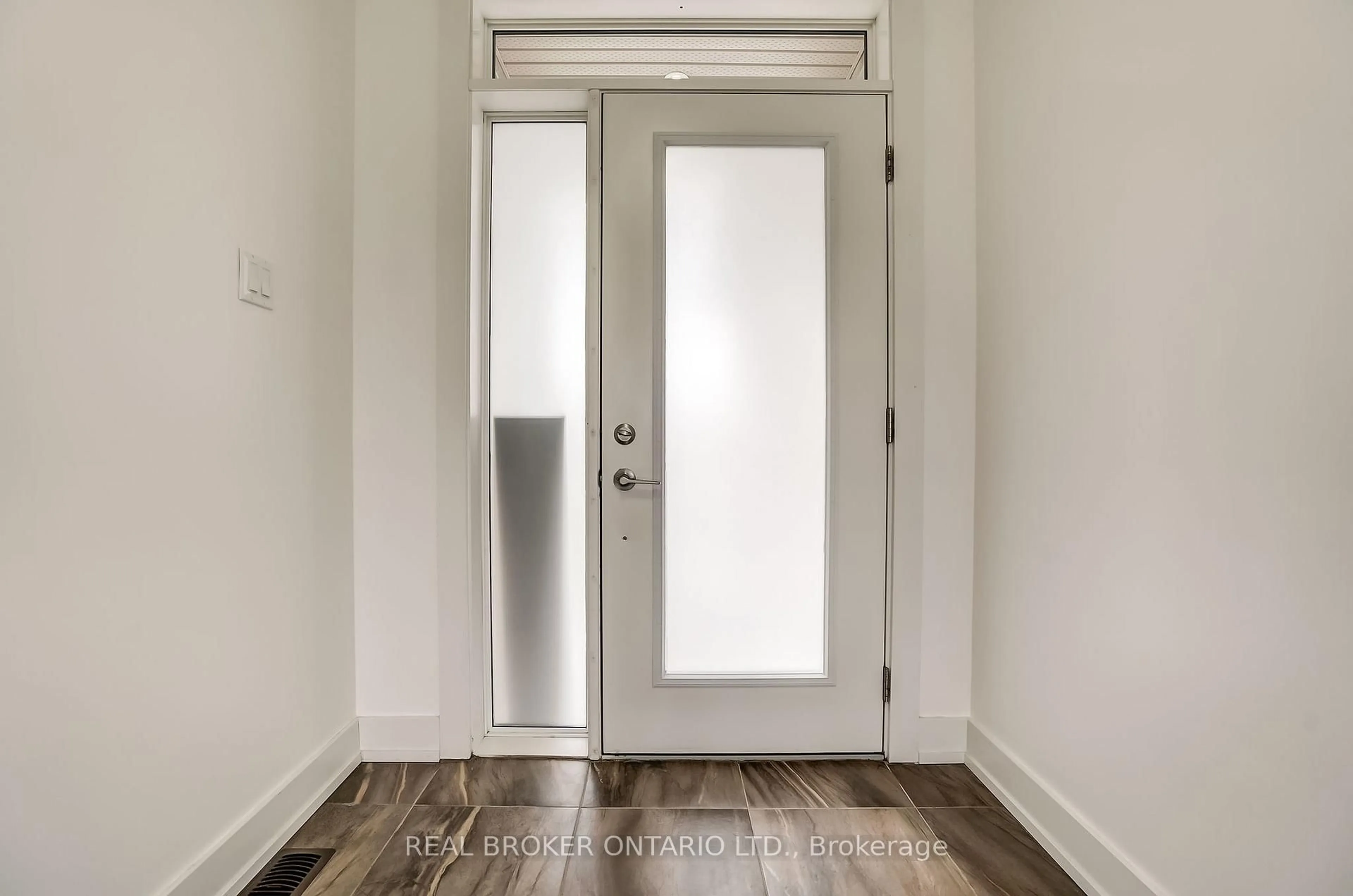 Indoor entryway for 6237 Perth St, Ottawa Ontario K0A 1Z0