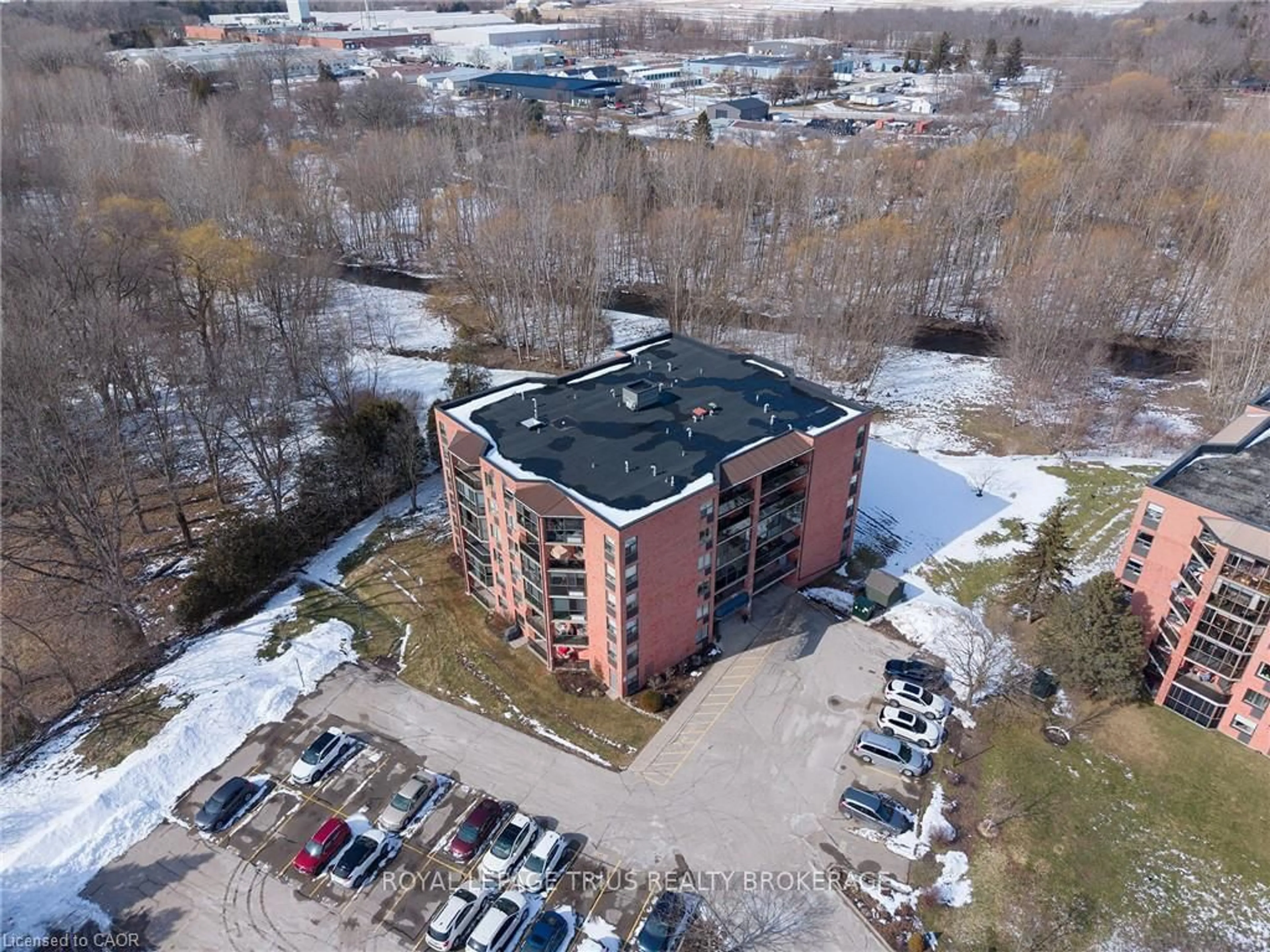 A pic from outside/outdoor area/front of a property/back of a property/a pic from drone, building for 17 Mill Pond Crt #301, Norfolk Ontario N3Y 5H9