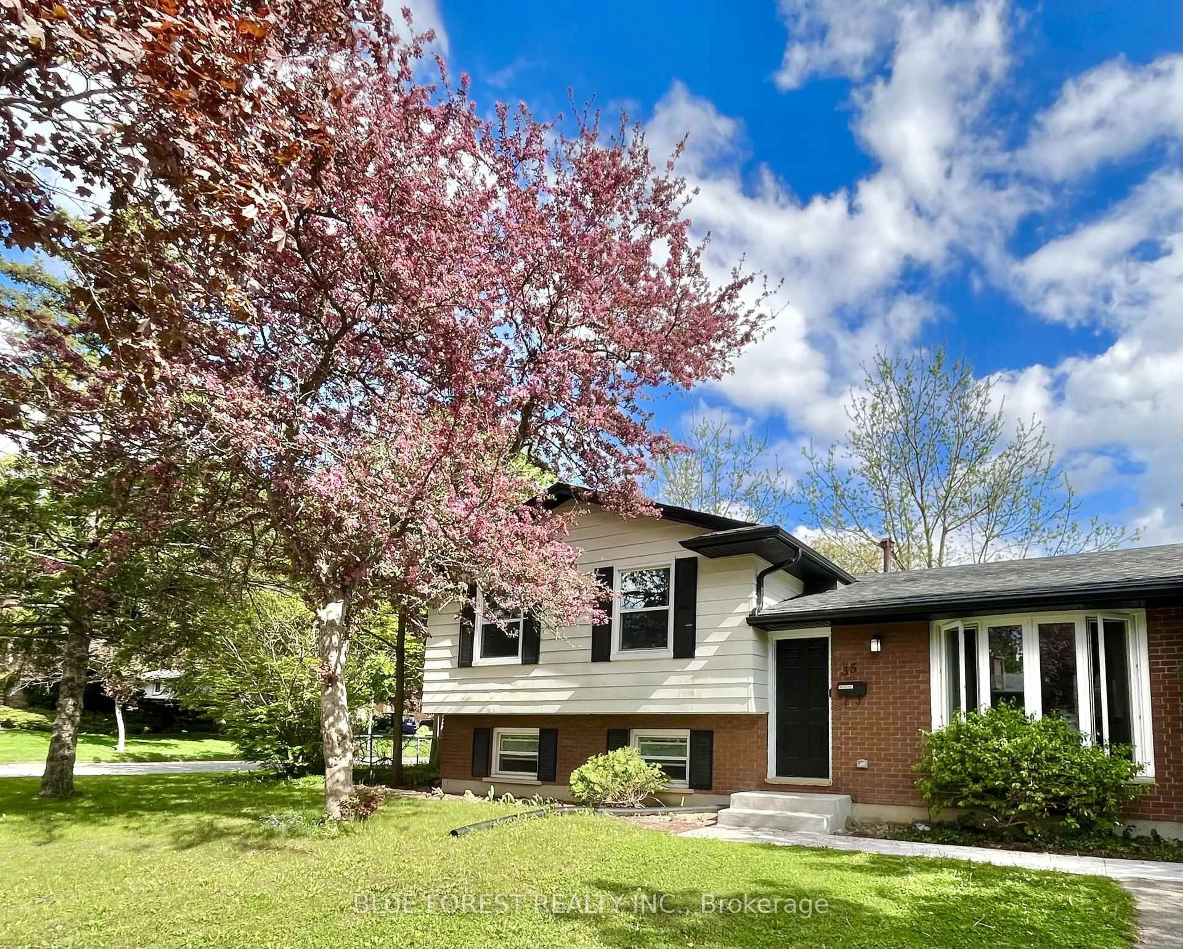 Home with vinyl exterior material, street for 35 Rollscourt Gdns, London North Ontario N6G 1L9