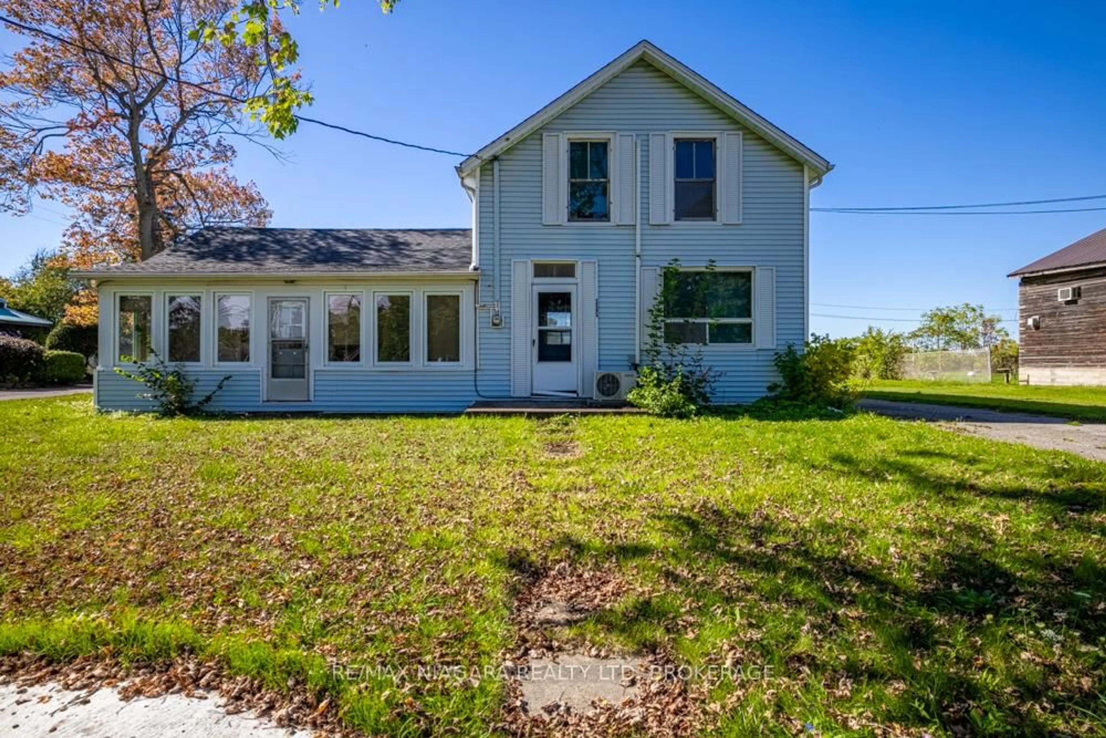 A pic from outside/outdoor area/front of a property/back of a property/a pic from drone, unknown for 2295 CENTRE St, Thorold Ontario L0S 1A0