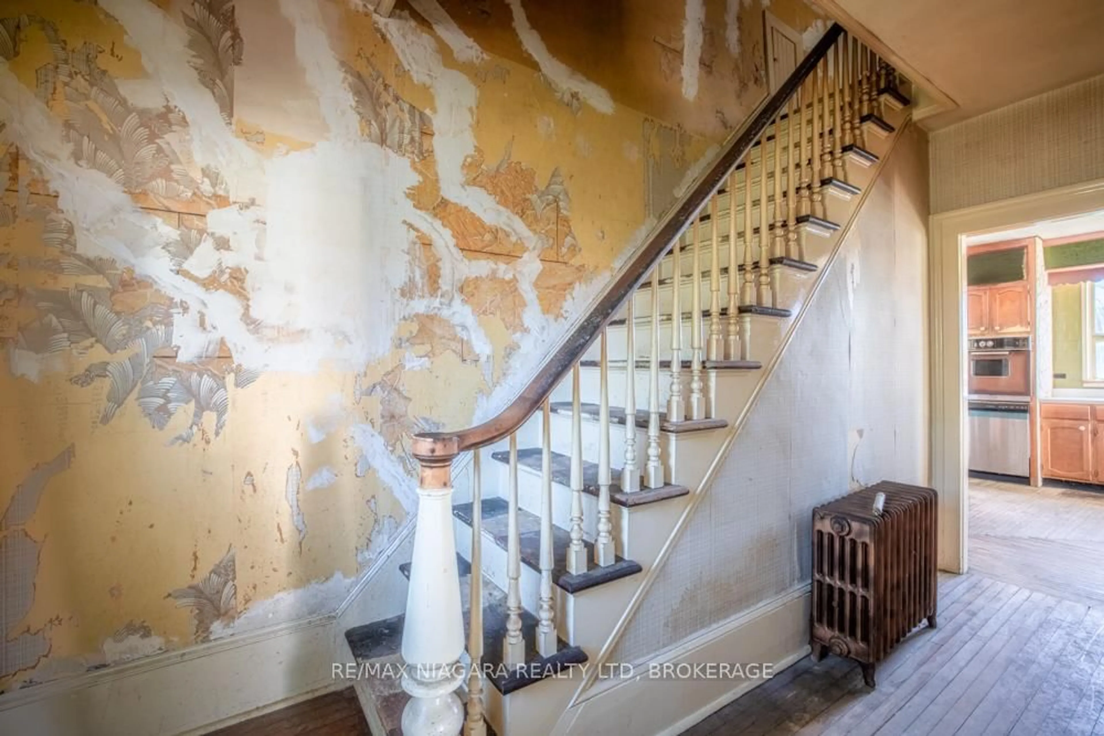 Stairs for 2295 CENTRE St, Thorold Ontario L0S 1A0