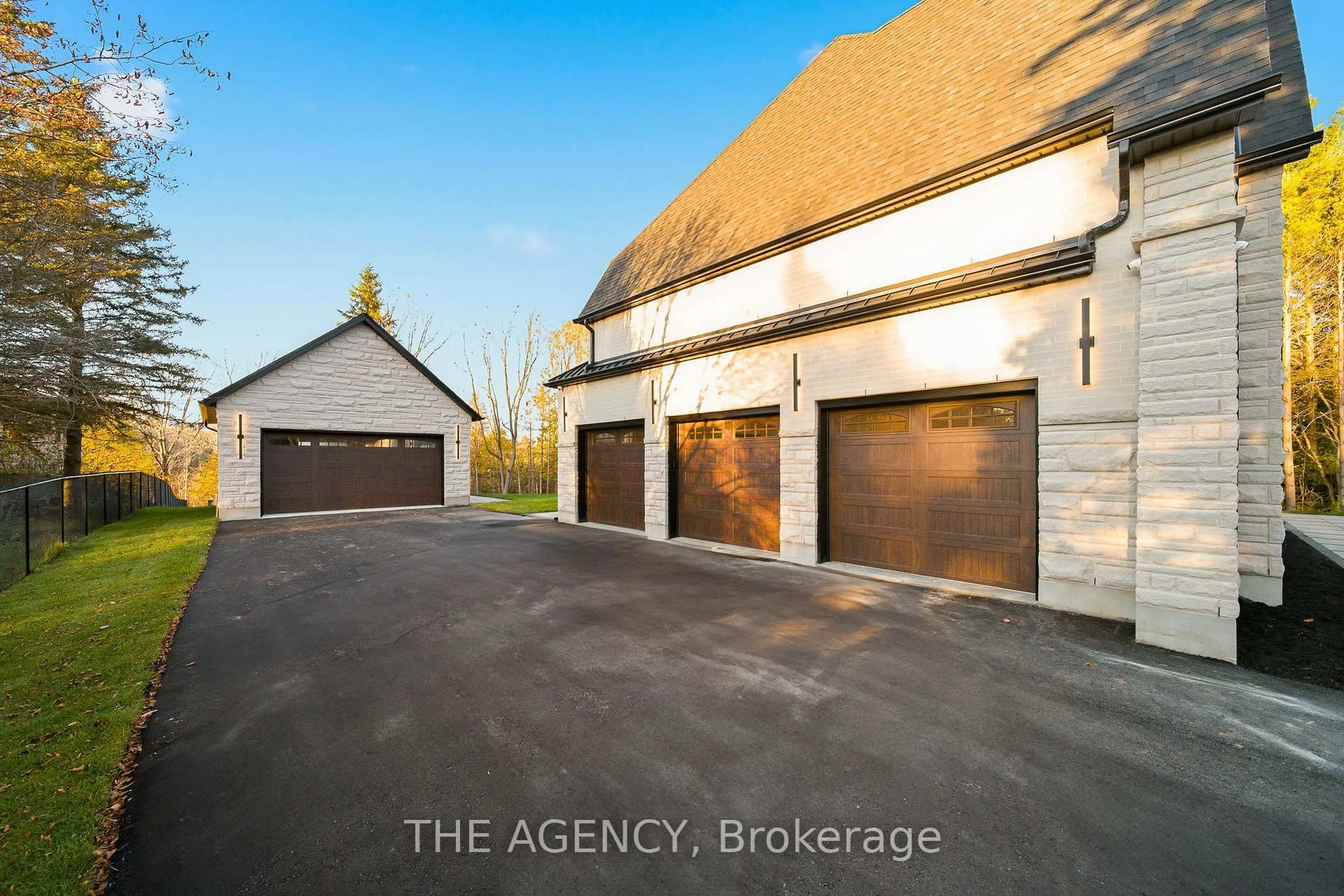 Indoor garage for 7006 Concession Rd 4, Puslinch Ontario N0B 2J0