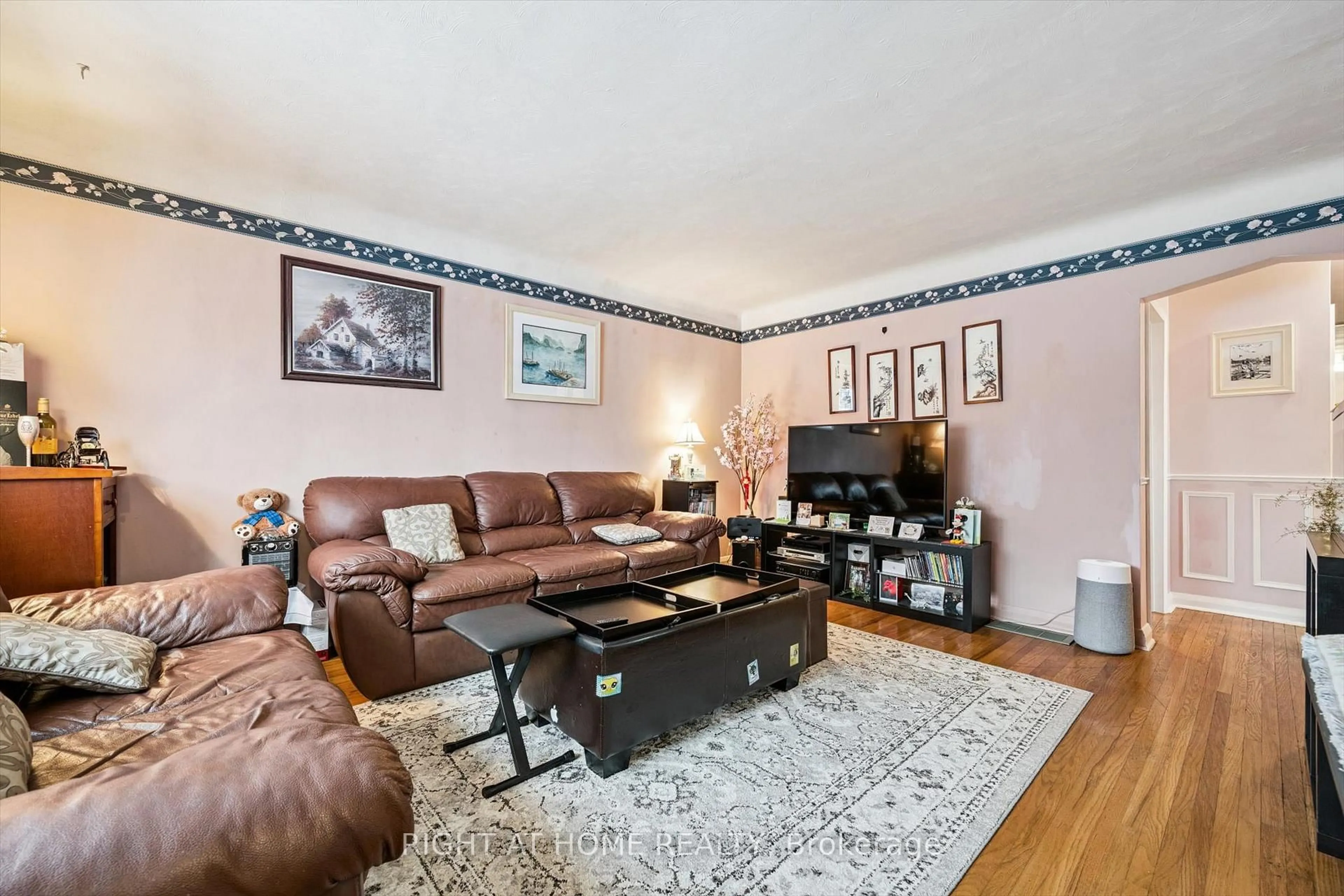 Living room with furniture, unknown for 263 East 36th St, Hamilton Ontario L8V 3Z6