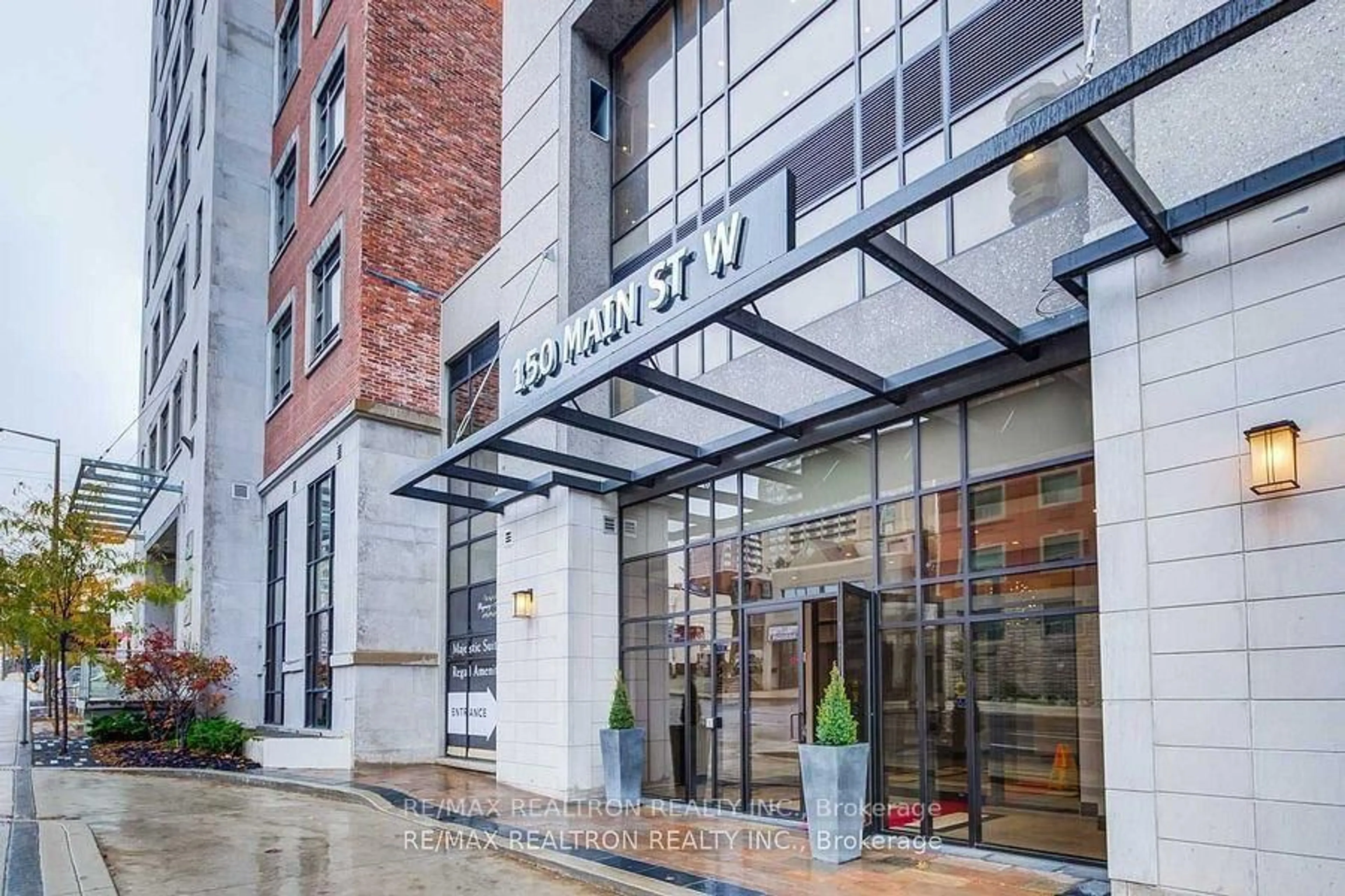 Indoor foyer for 150 Main St #516, Hamilton Ontario L8P 1H8