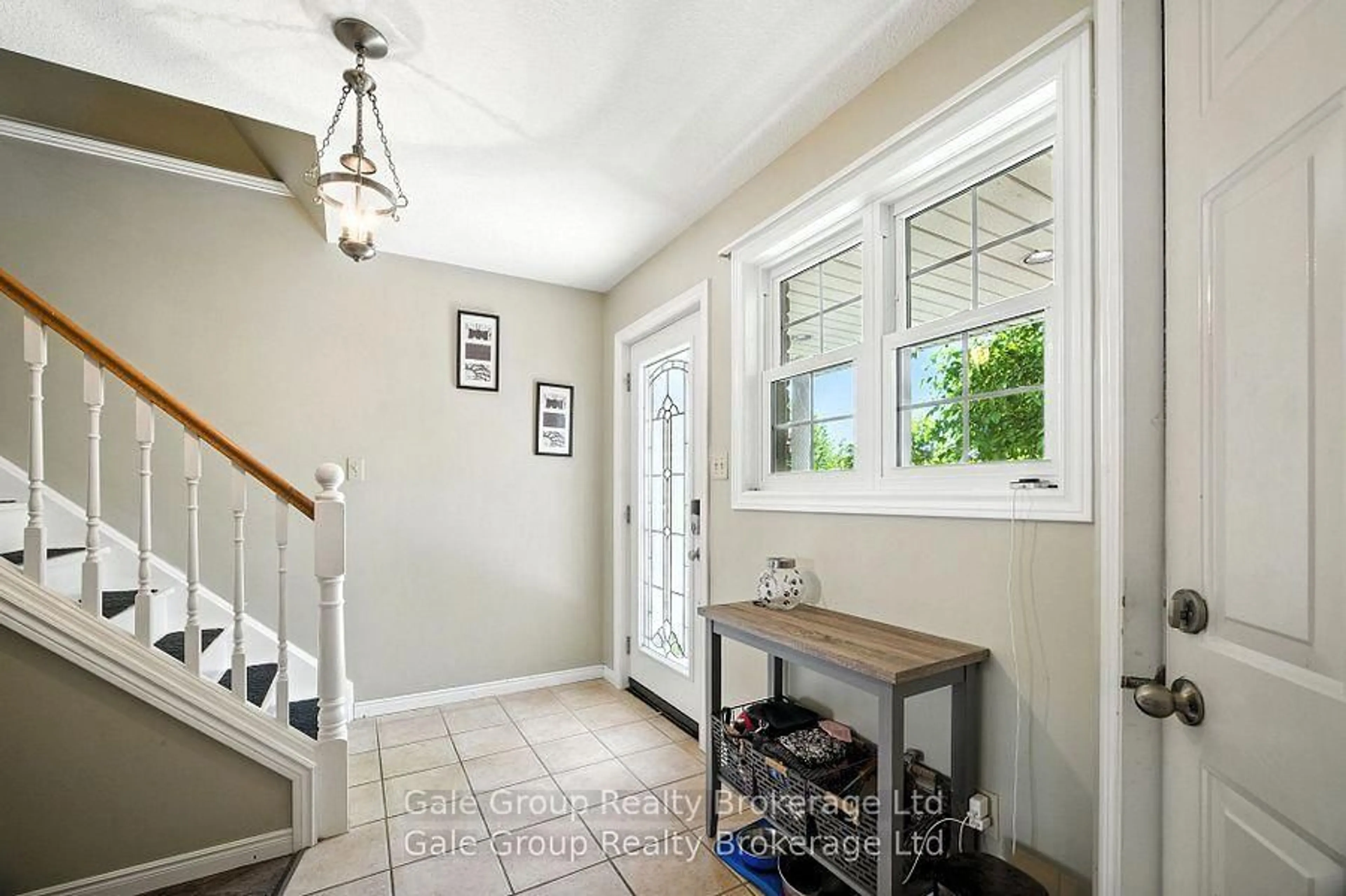 Indoor entryway for 1030 Pearson Dr, Woodstock Ontario N4S 8V1