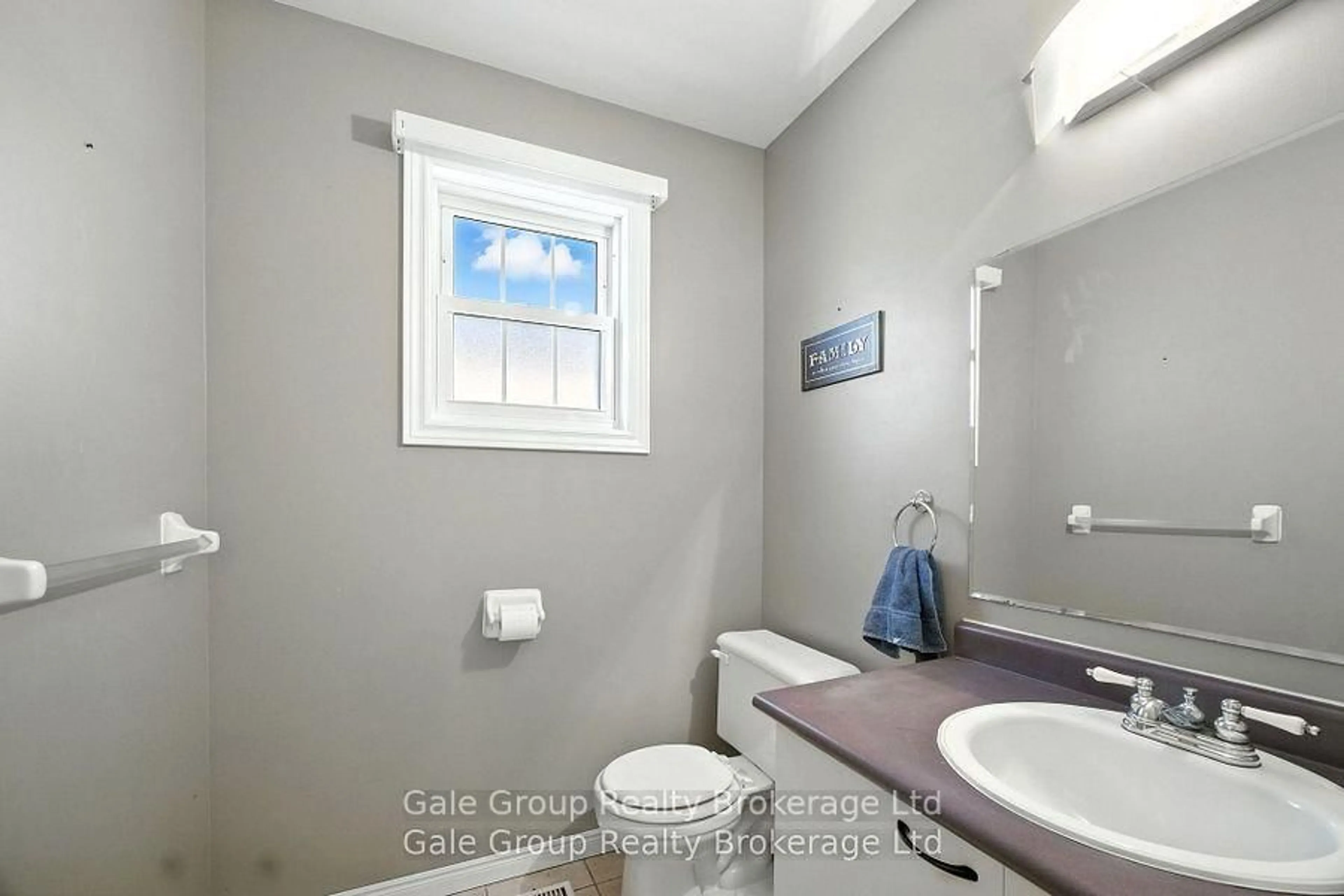 Standard bathroom, ceramic/tile floor for 1030 Pearson Dr, Woodstock Ontario N4S 8V1