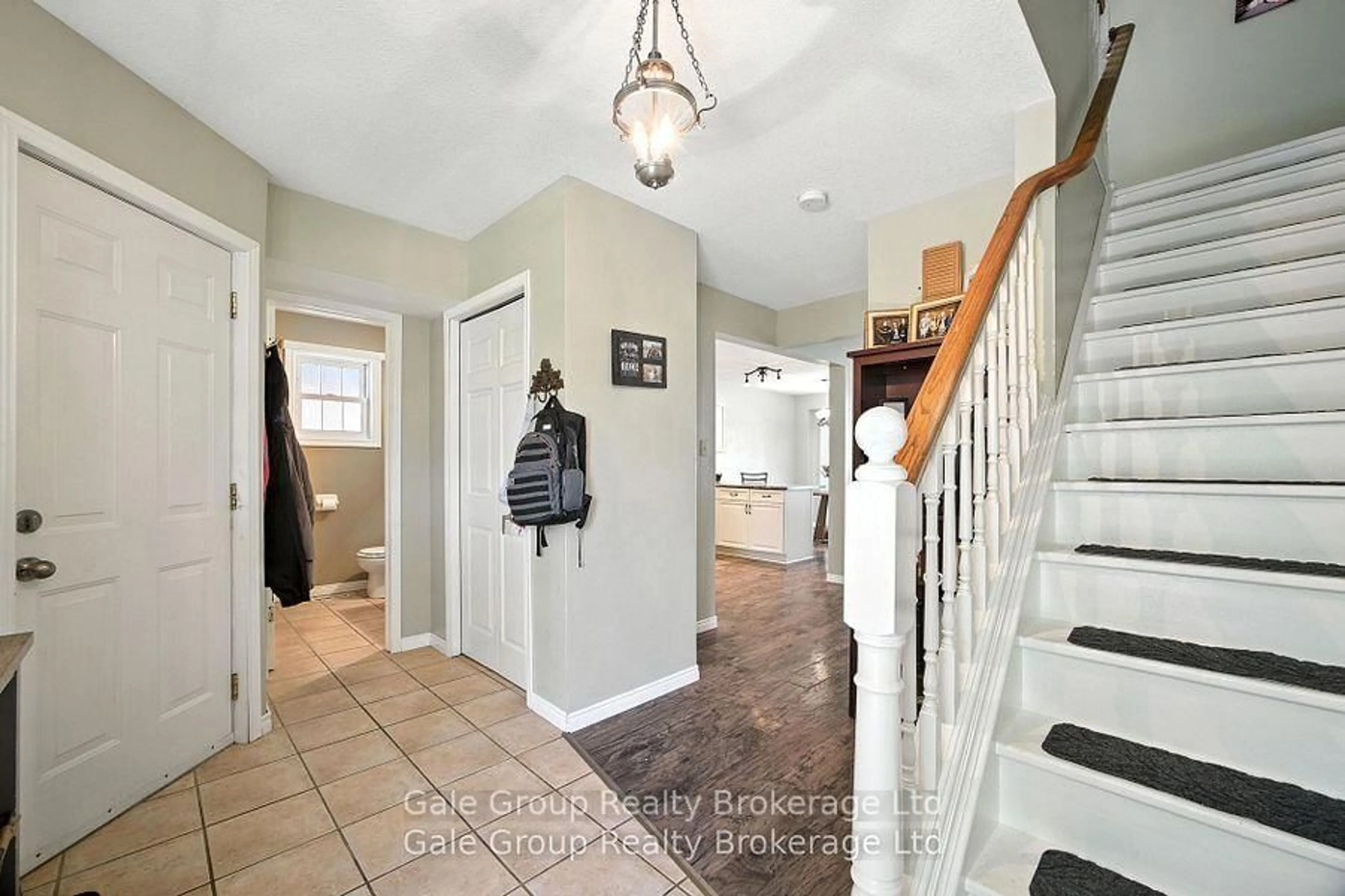 Indoor entryway for 1030 Pearson Dr, Woodstock Ontario N4S 8V1