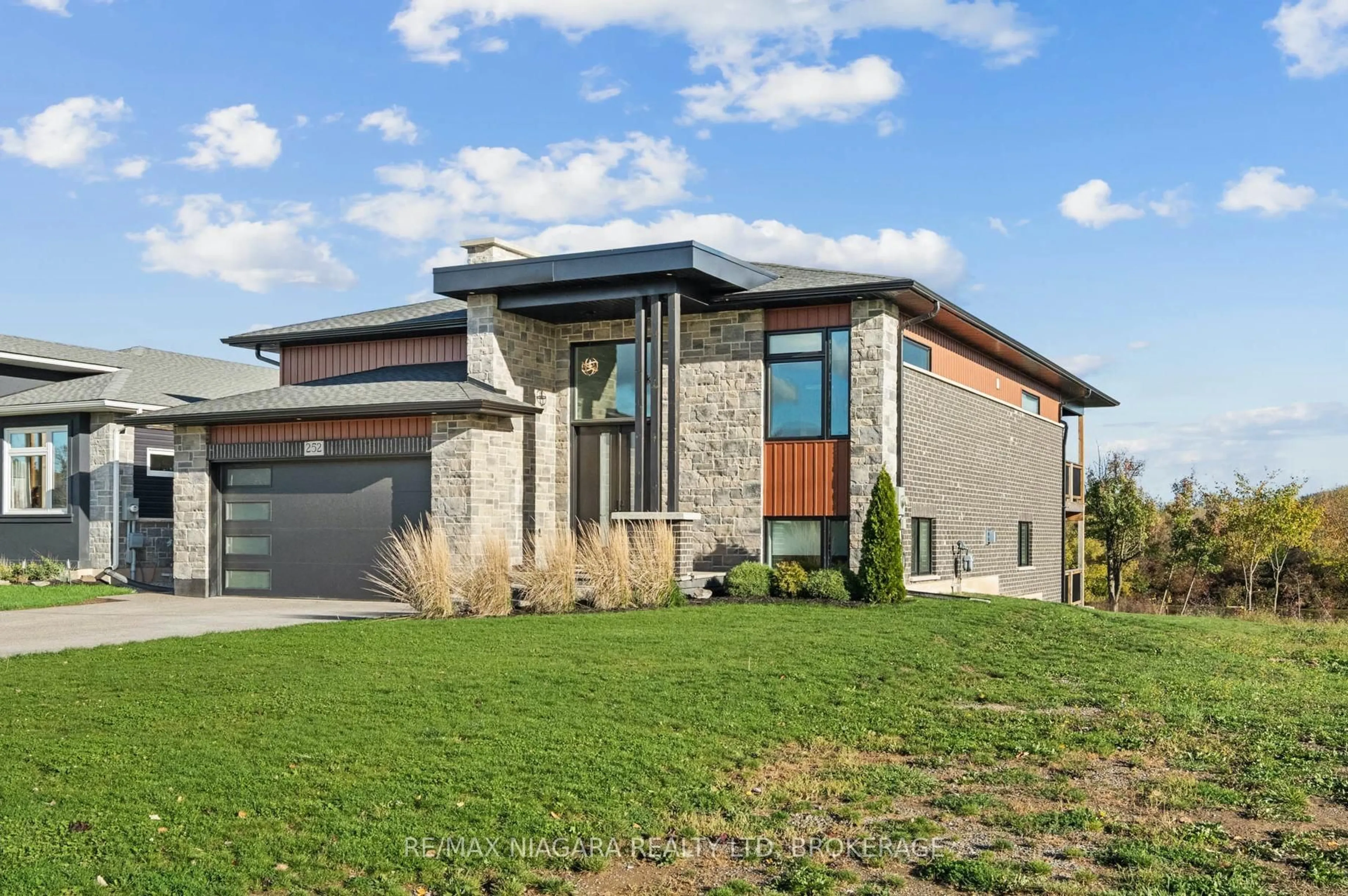 Home with brick exterior material, building for 252 Colbeck Dr, Welland Ontario L3C 0B4