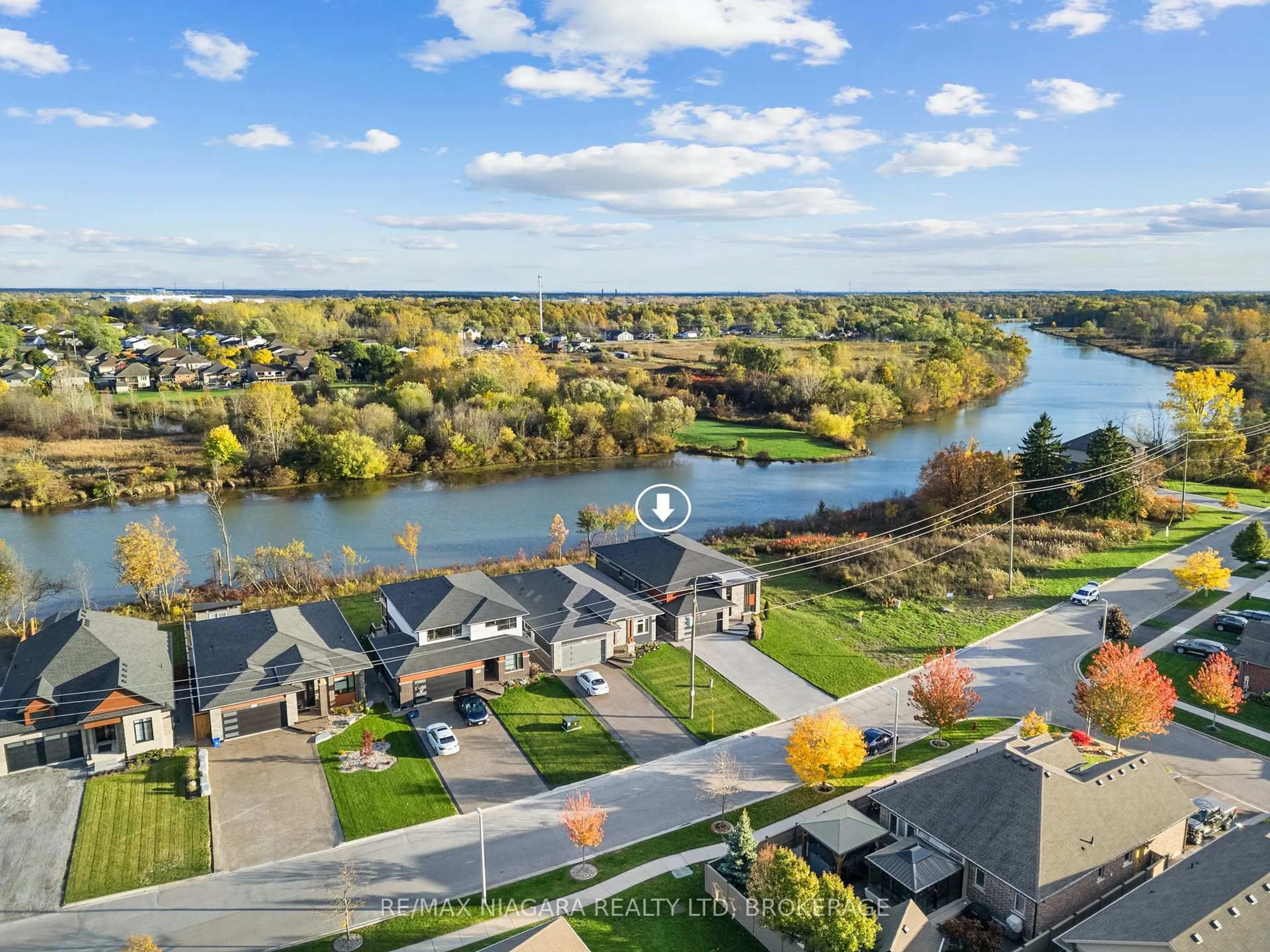 A pic from outside/outdoor area/front of a property/back of a property/a pic from drone, water/lake/river/ocean view for 252 Colbeck Dr, Welland Ontario L3C 0B4