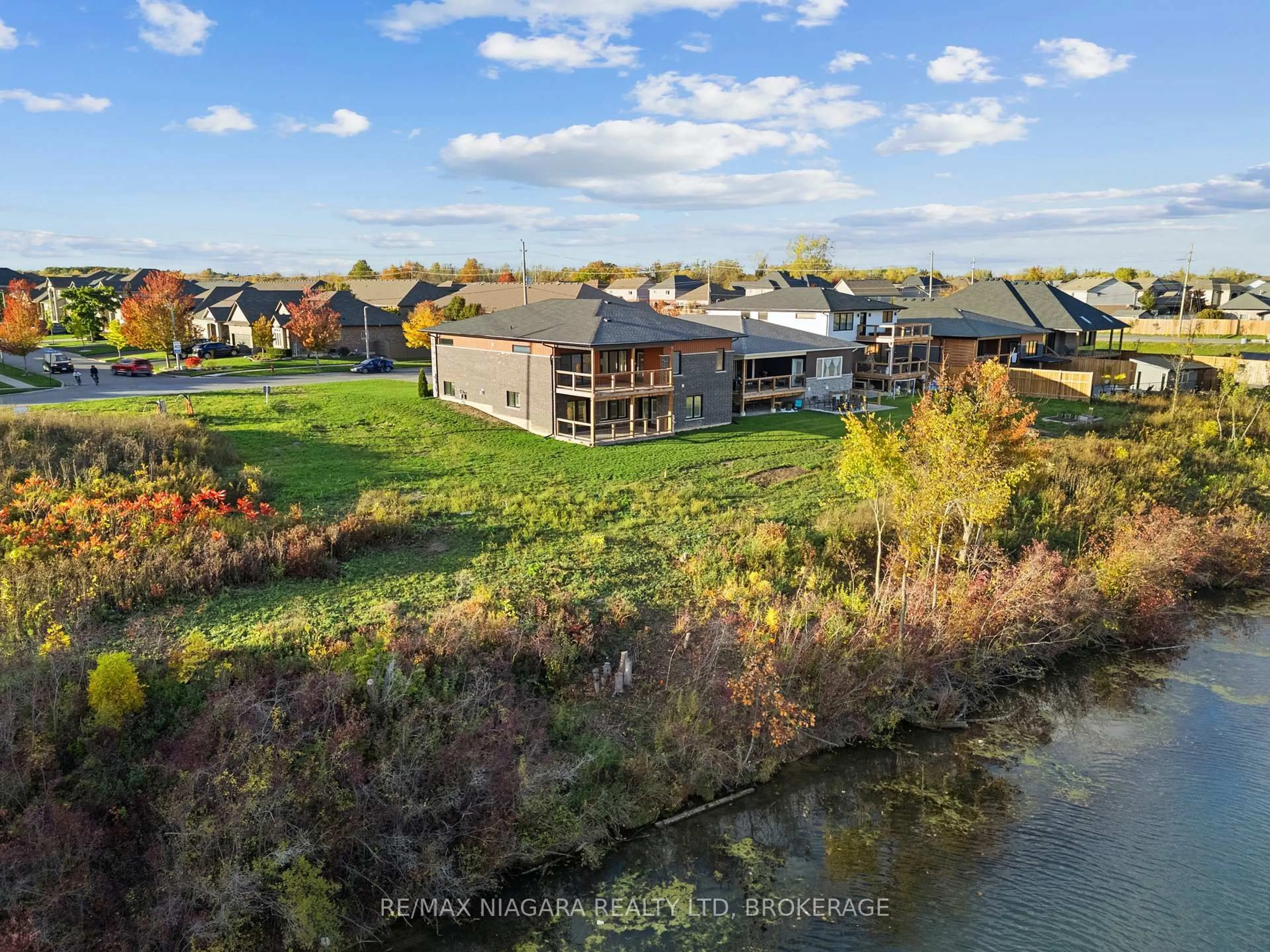 A pic from outside/outdoor area/front of a property/back of a property/a pic from drone, water/lake/river/ocean view for 252 Colbeck Dr, Welland Ontario L3C 0B4