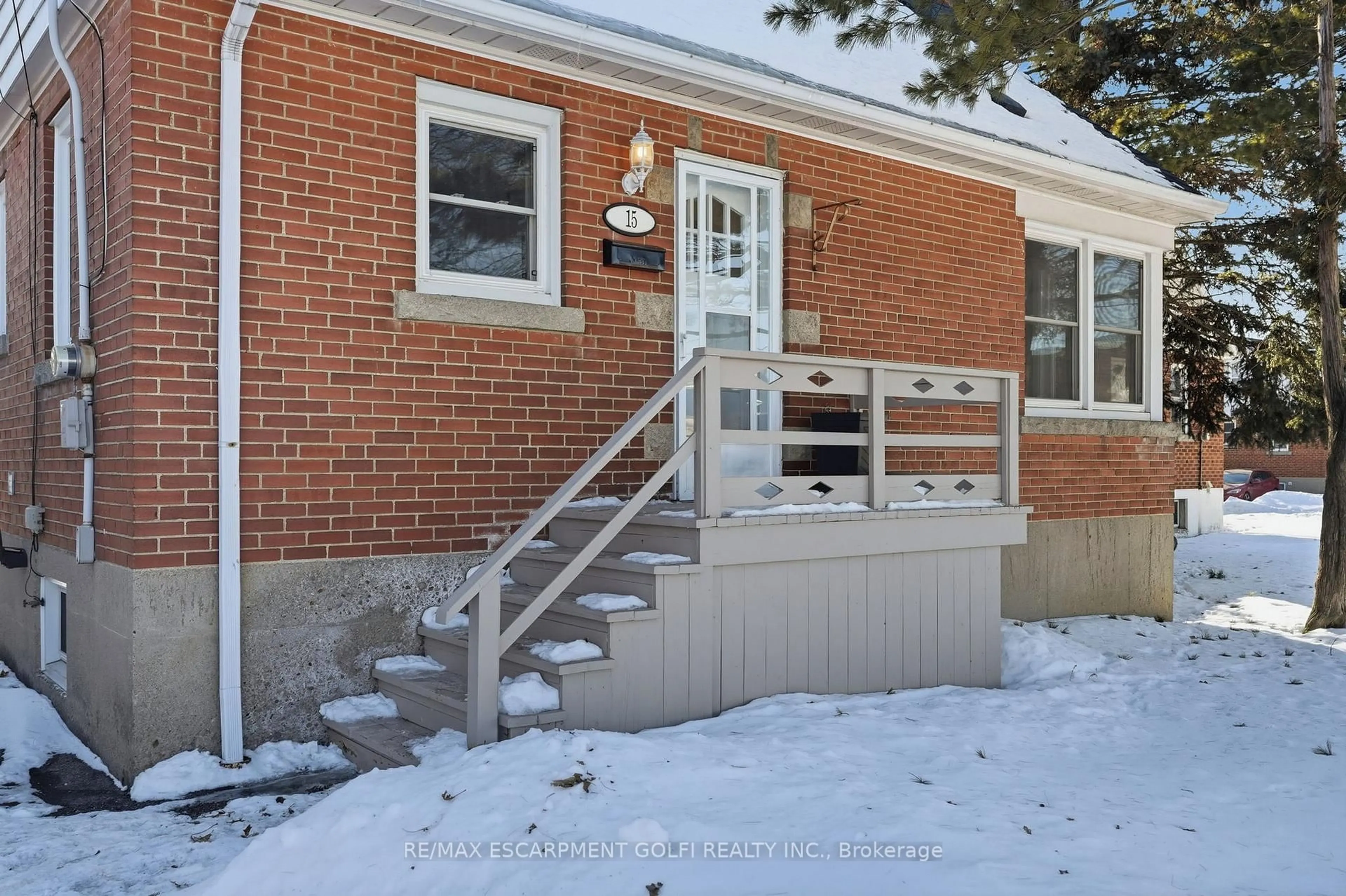 Home with brick exterior material, street for 15 EAST 41ST St, Hamilton Ontario L8T 2Z3