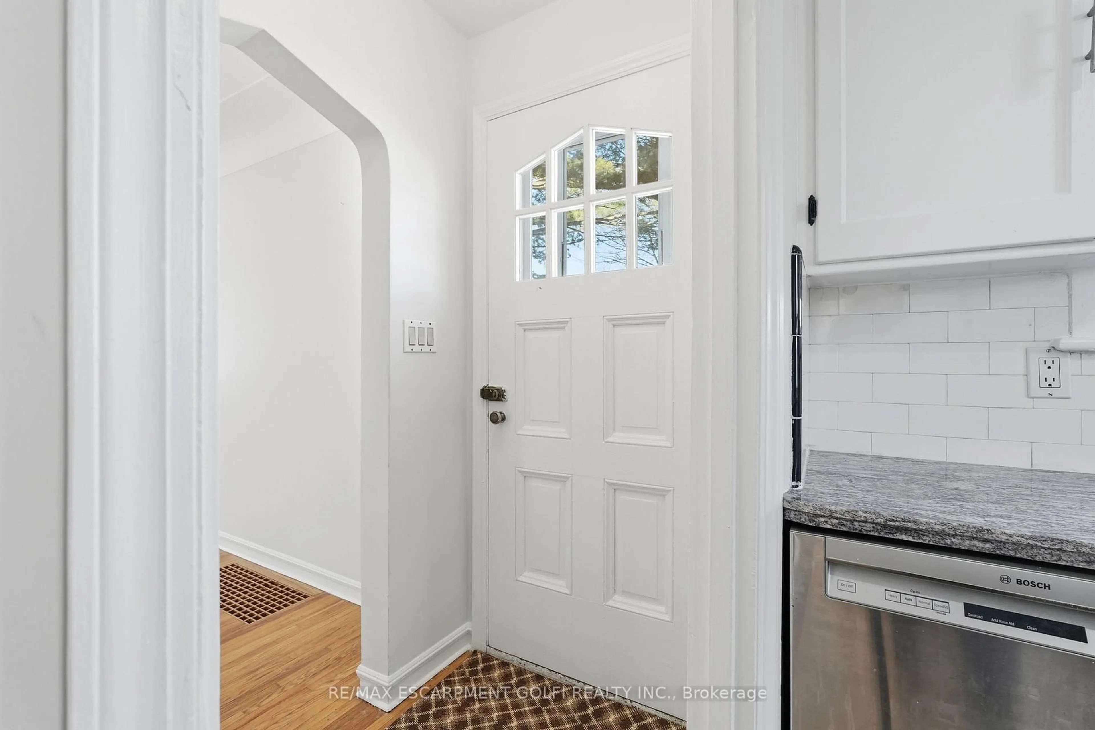 Indoor entryway for 15 EAST 41ST St, Hamilton Ontario L8T 2Z3