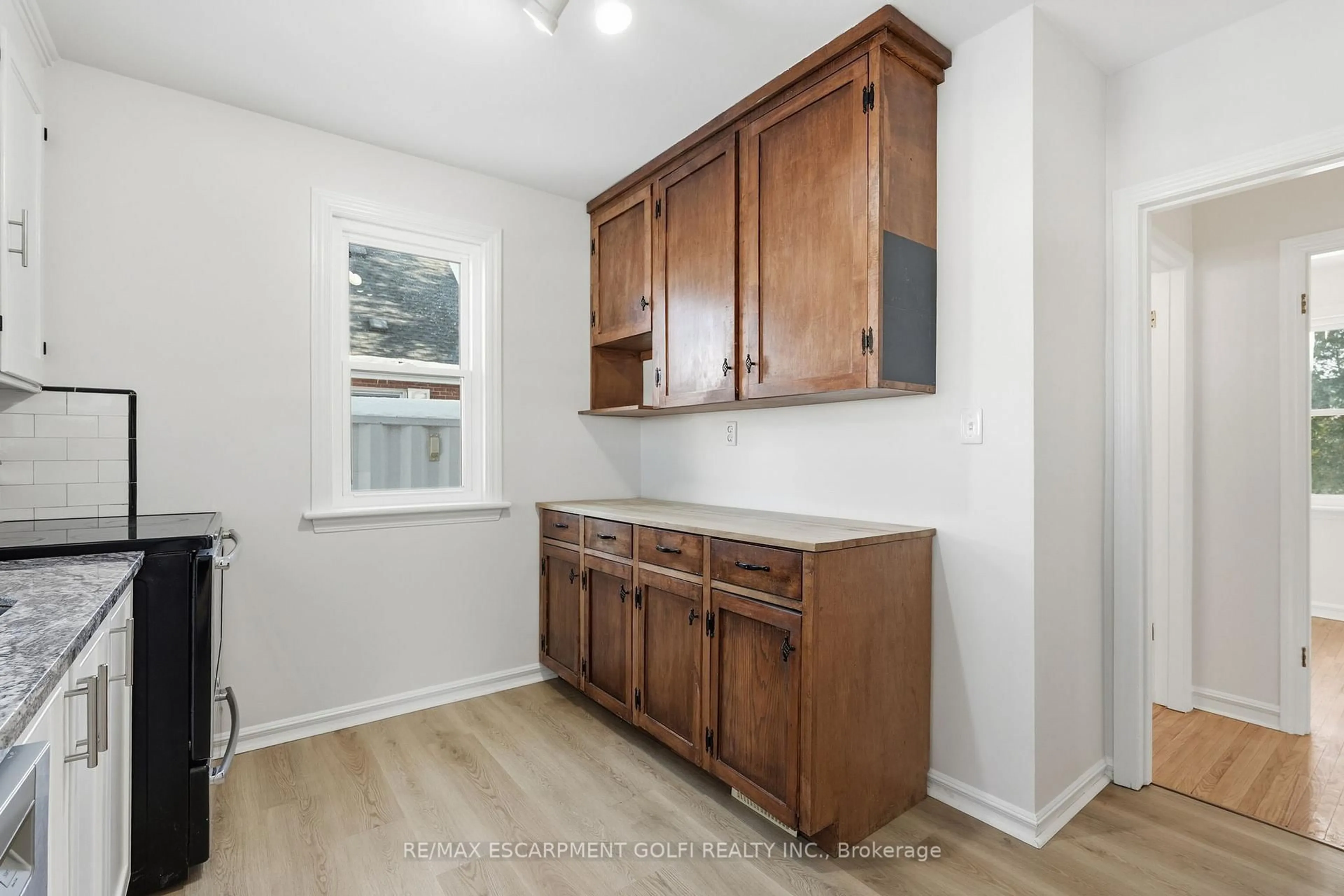 Standard kitchen, wood/laminate floor for 15 EAST 41ST St, Hamilton Ontario L8T 2Z3