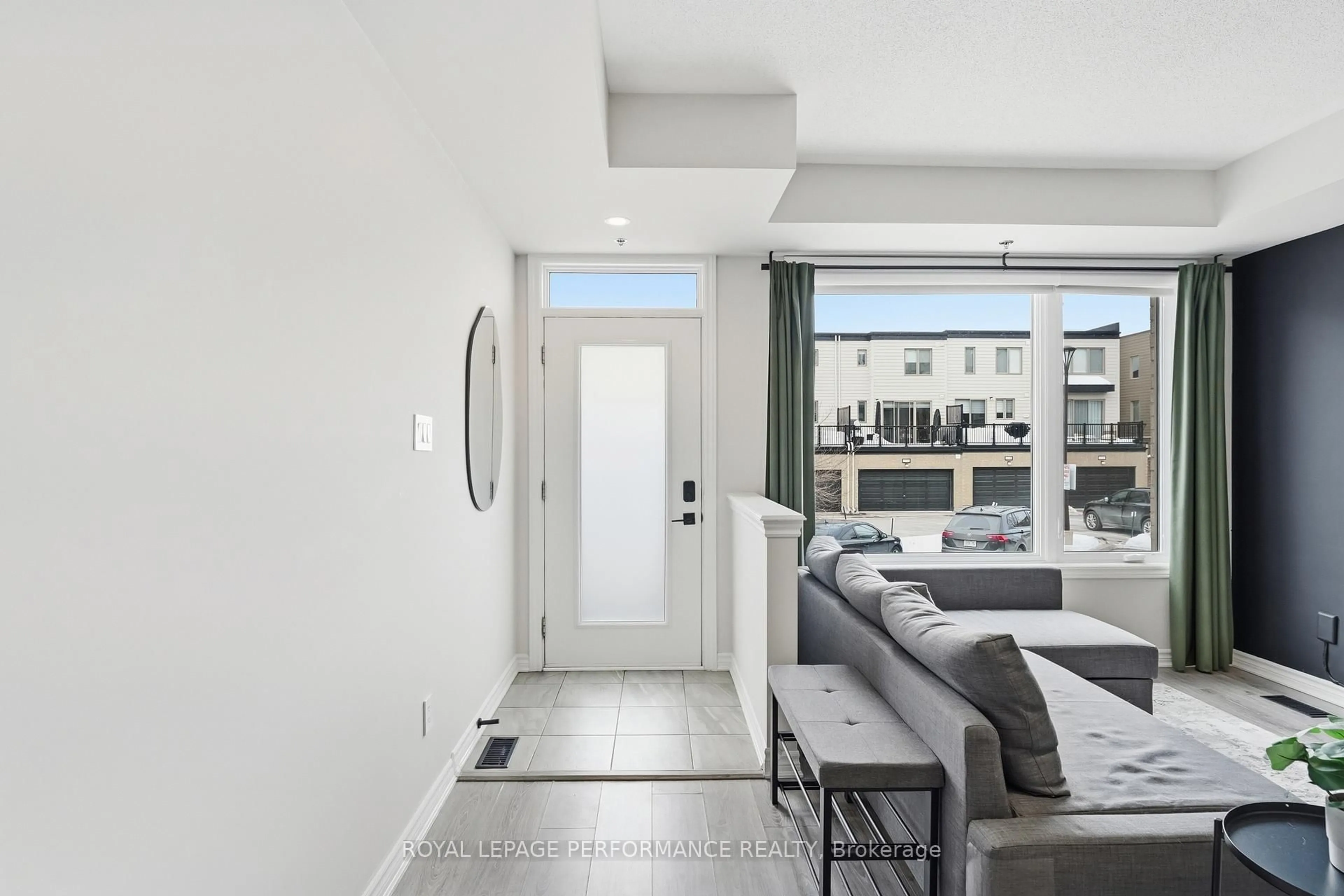 Indoor entryway for 583 Ozawa Private, Ottawa Ontario K1K 4Z9