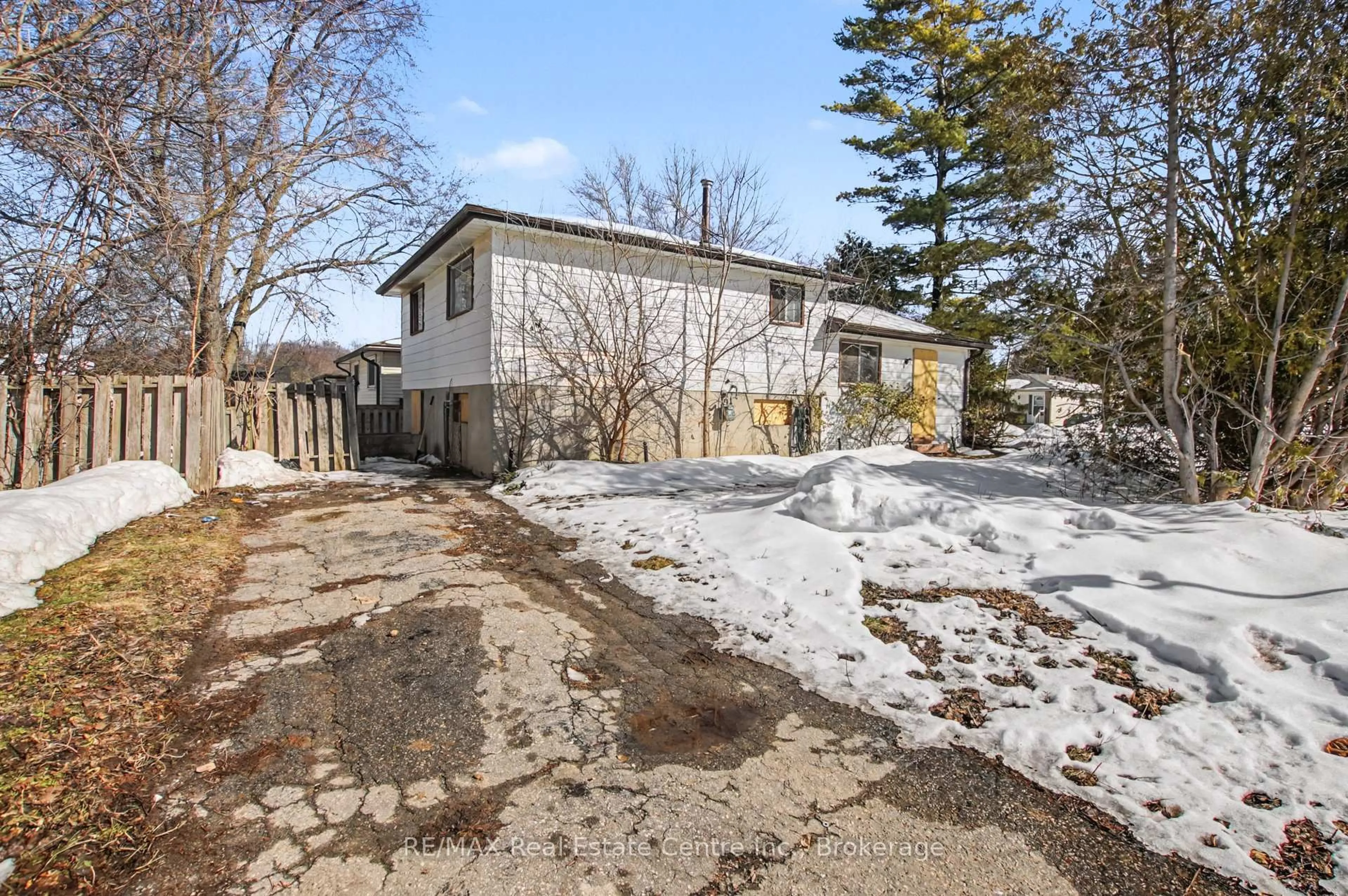 A pic from outside/outdoor area/front of a property/back of a property/a pic from drone, street for 6 Hillside Dr, Kitchener Ontario N2E 1R2