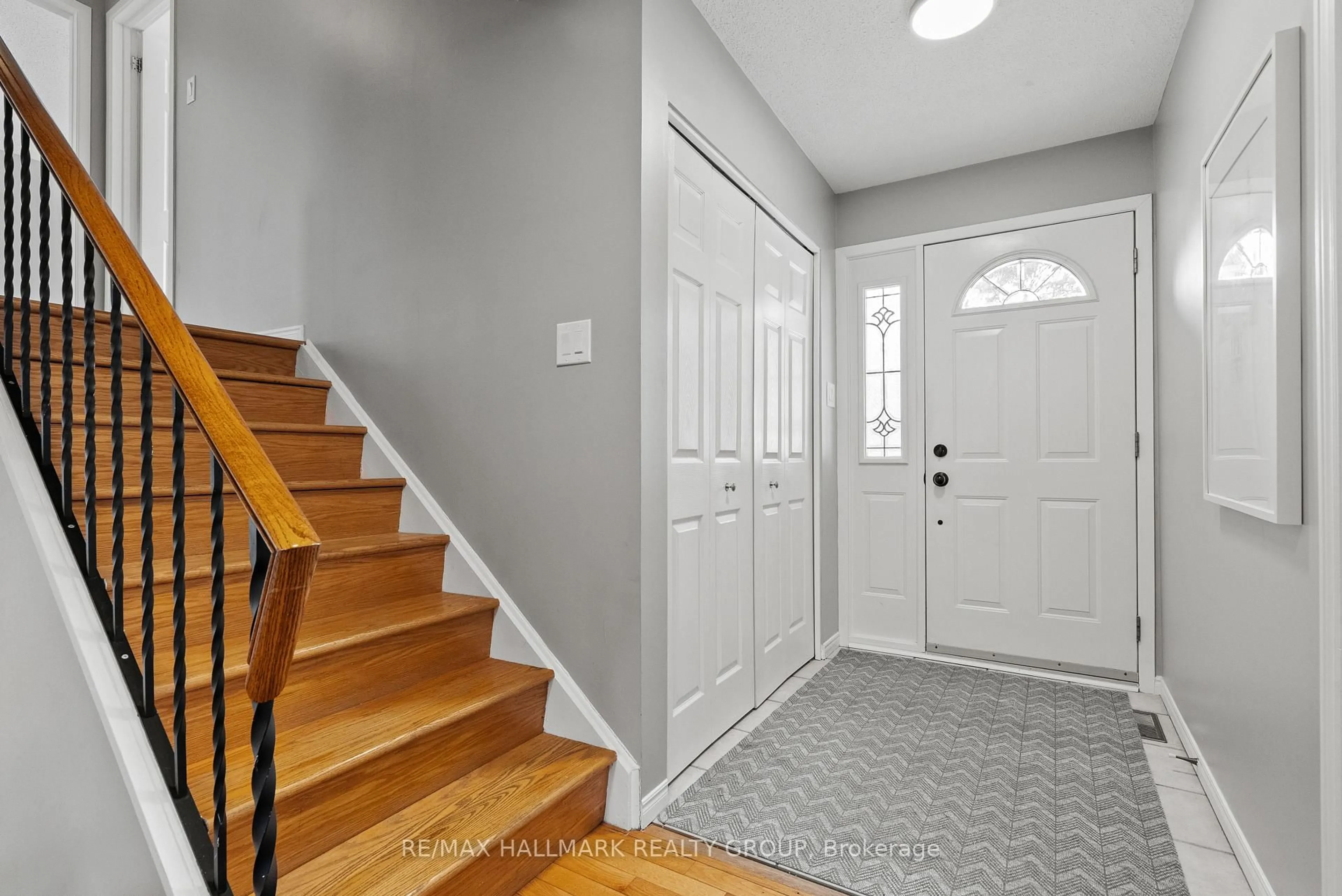 Indoor entryway for 34 Nanook Cres, Kanata Ontario K2L 2A7