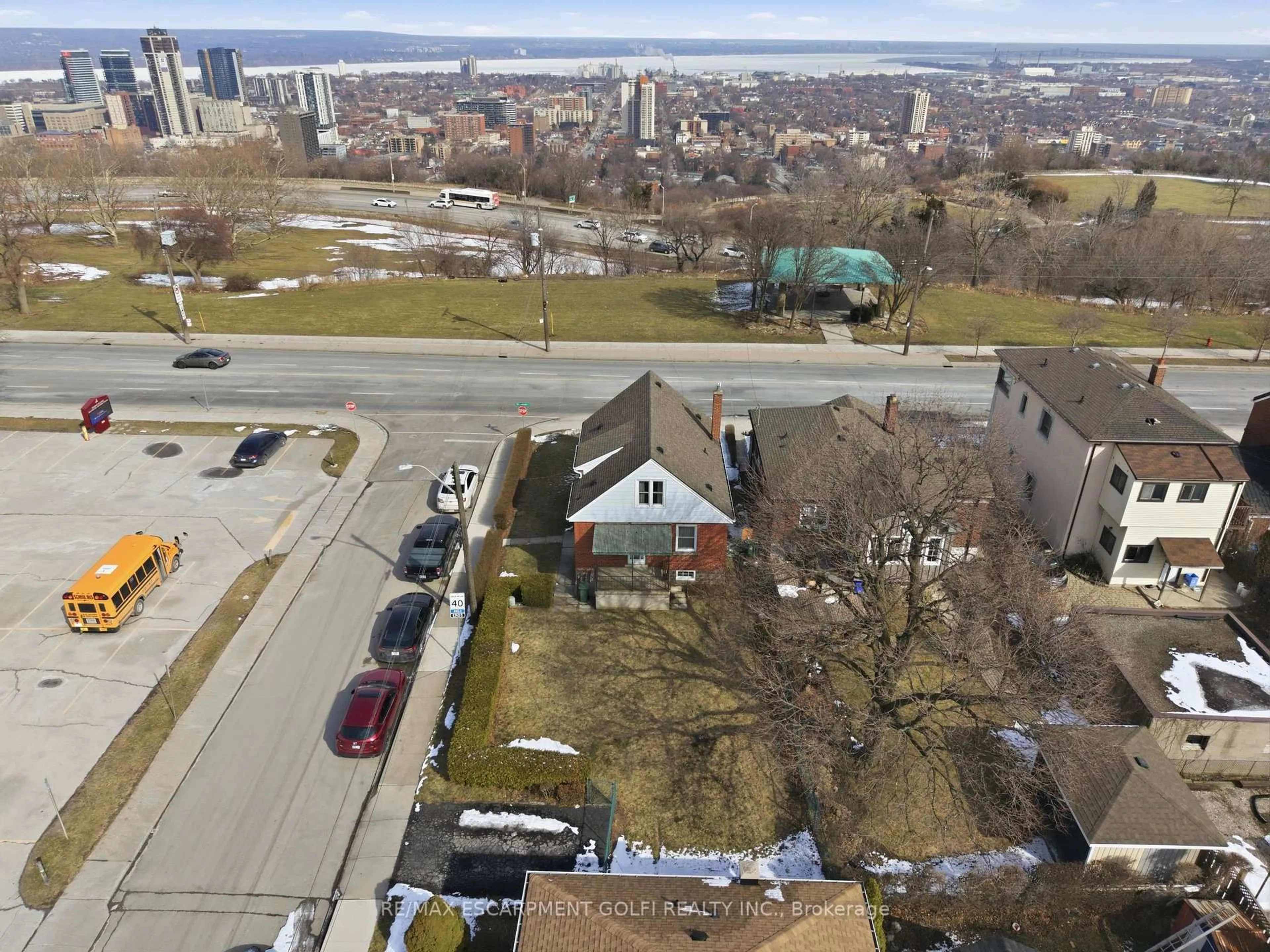A pic from outside/outdoor area/front of a property/back of a property/a pic from drone, city buildings view from balcony for 306 Concession St, Hamilton Ontario L9A 1B4