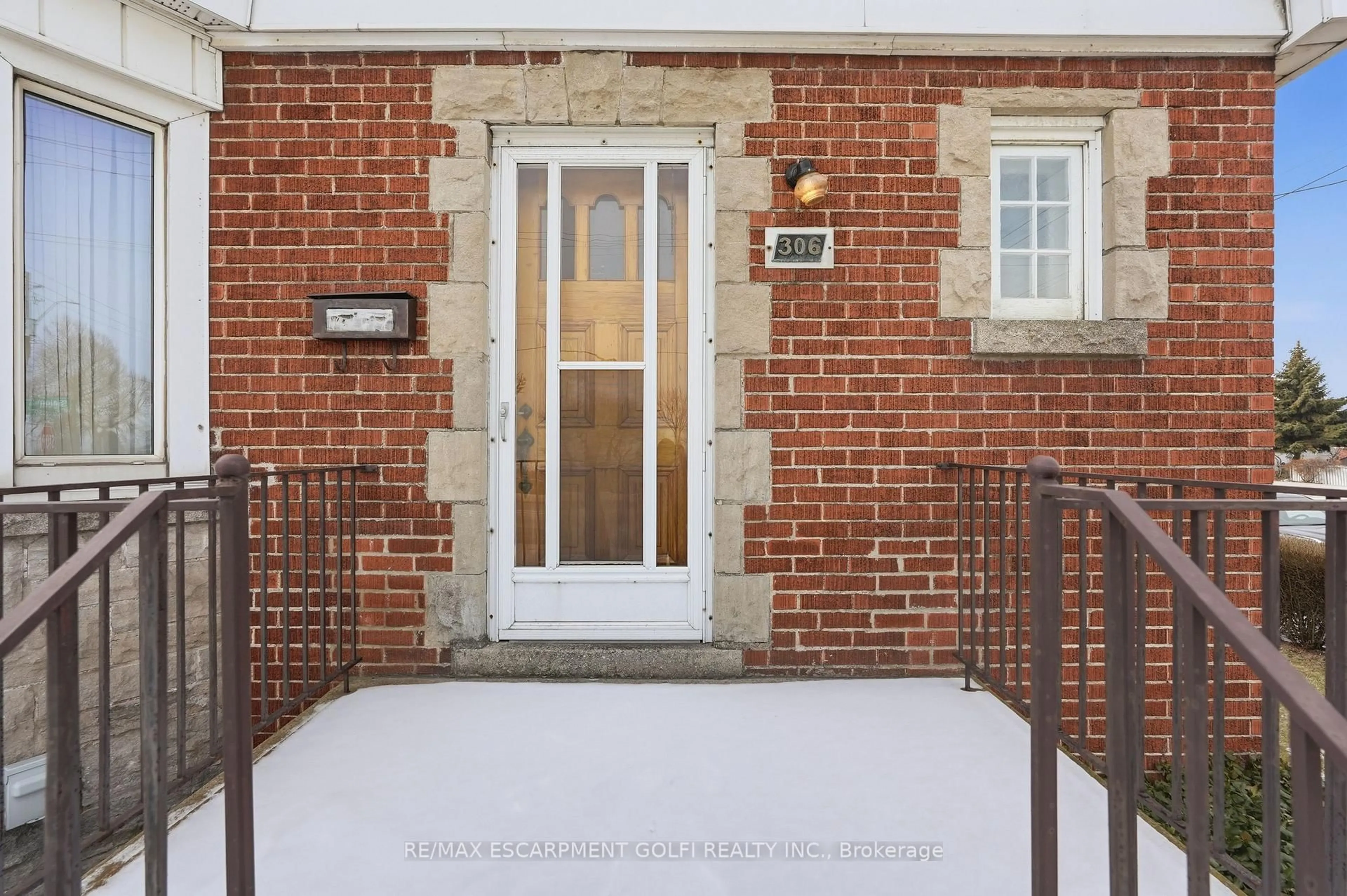 Indoor entryway for 306 Concession St, Hamilton Ontario L9A 1B4