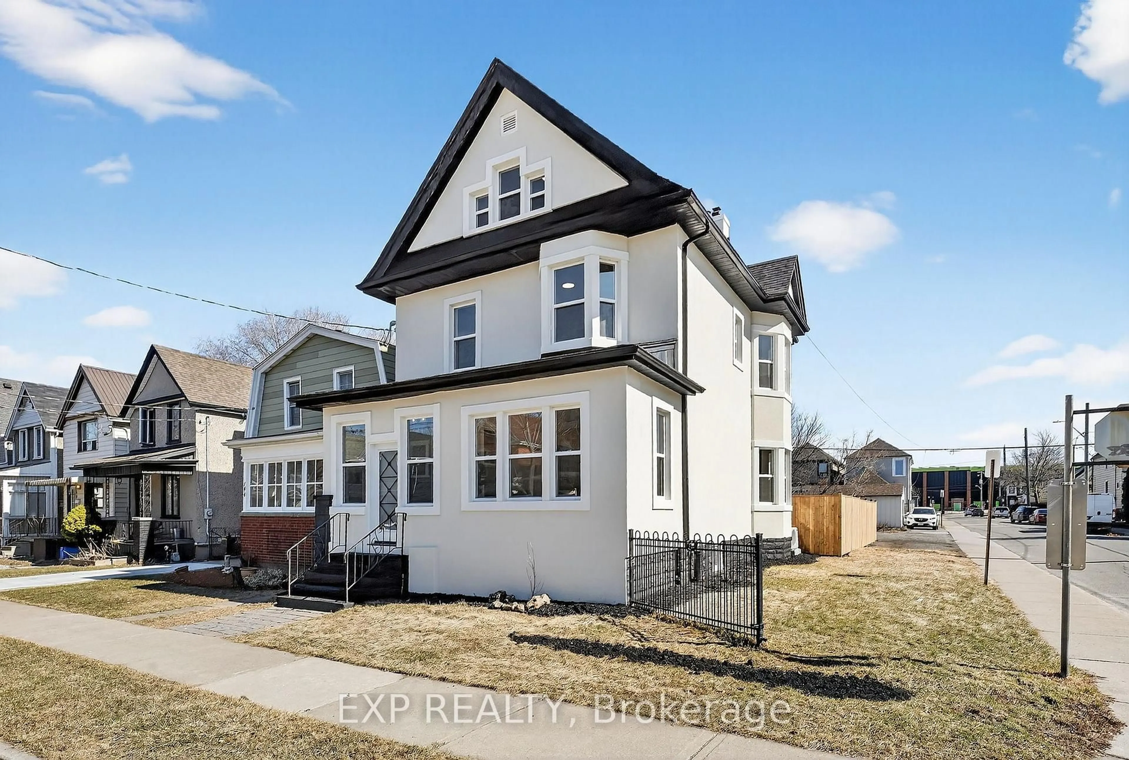 Home with vinyl exterior material, street for 142 Avondale Estates, Hamilton Ontario L8L 7C2